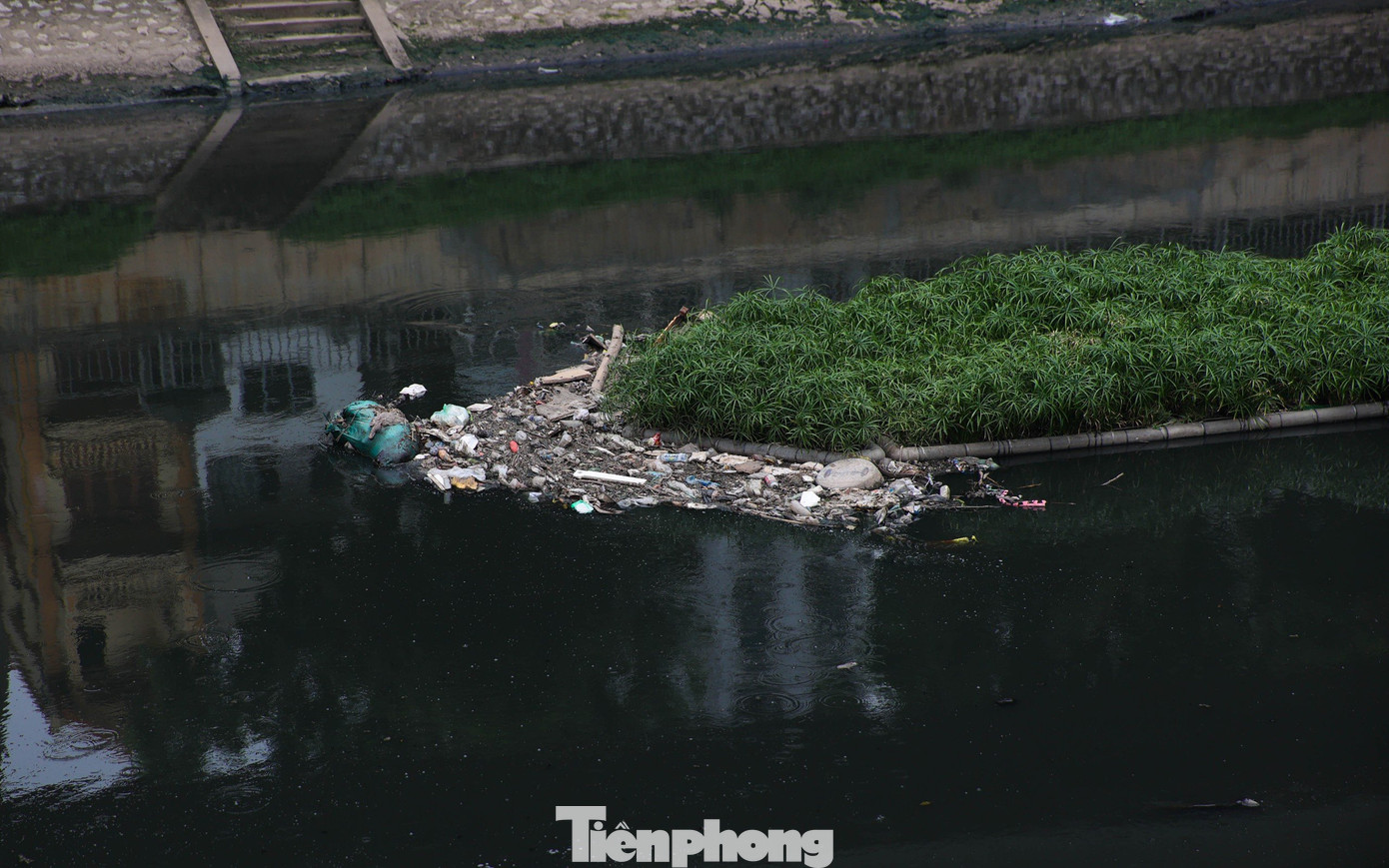 Nhưng chỉ được vài ngày, nước sông Tô Lịch lại trở về hình ảnh quen thuộc vốn có: đen kịt, nhiều rác thải, hôi thối. Ảnh: Nguyễn Trọng Tài.