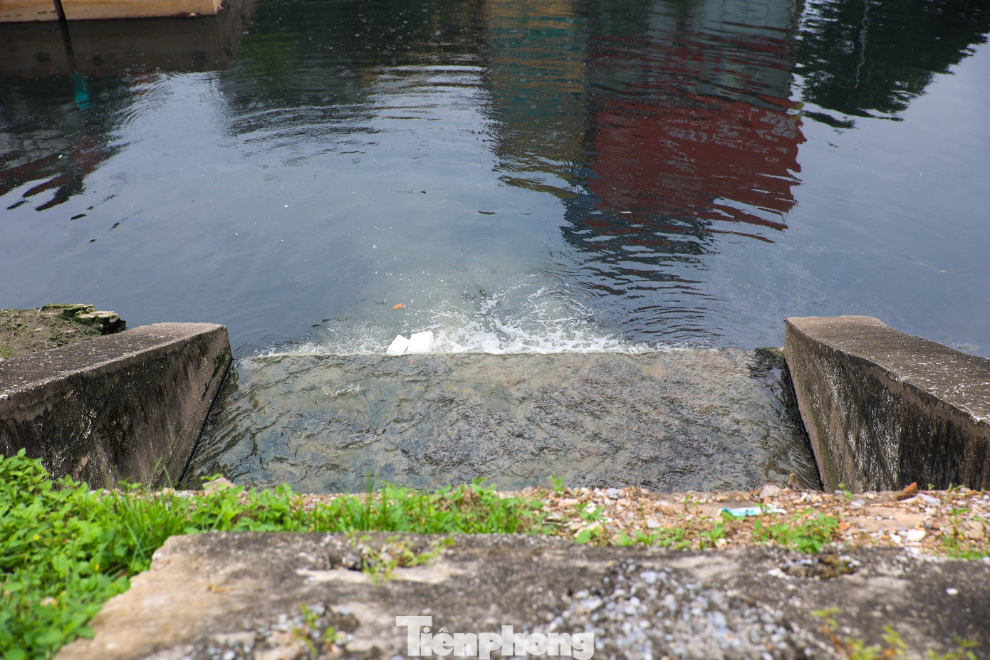 Những cống nước thải đổ trực tiếp xuống sông Tô Lịch. Ảnh: Nguyễn Trọng Tài.