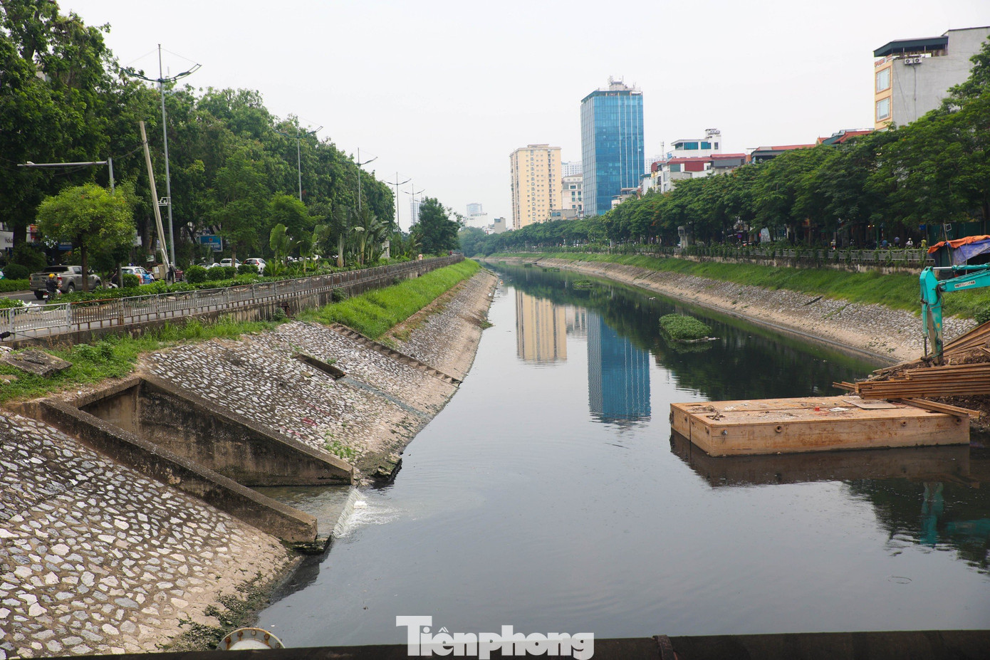 Hiện nay, thành phố Hà Nội đang nỗ lực thực hiện dự án thu gom toàn bộ nước thải ven sông Tô Lịch để dẫn về Hệ thống xử lý nước thải Yên Xá để xử lý, làm sạch. Theo lãnh đạo thành phố Hà Nội, khi dự án này hoàn thành sẽ thắp lên hy vọng hồi sinh, trả lại dáng vẻ xưa cho sông Tô Lịch như trong câu thơ: Nước sông Tô vừa trong vừa mát/Em ghé thuyền đỗ sát thuyền anh/Dừng chèo muốn tỏ tâm tình/Sông bao nhiêu nước thương mình bấy nhiêu.