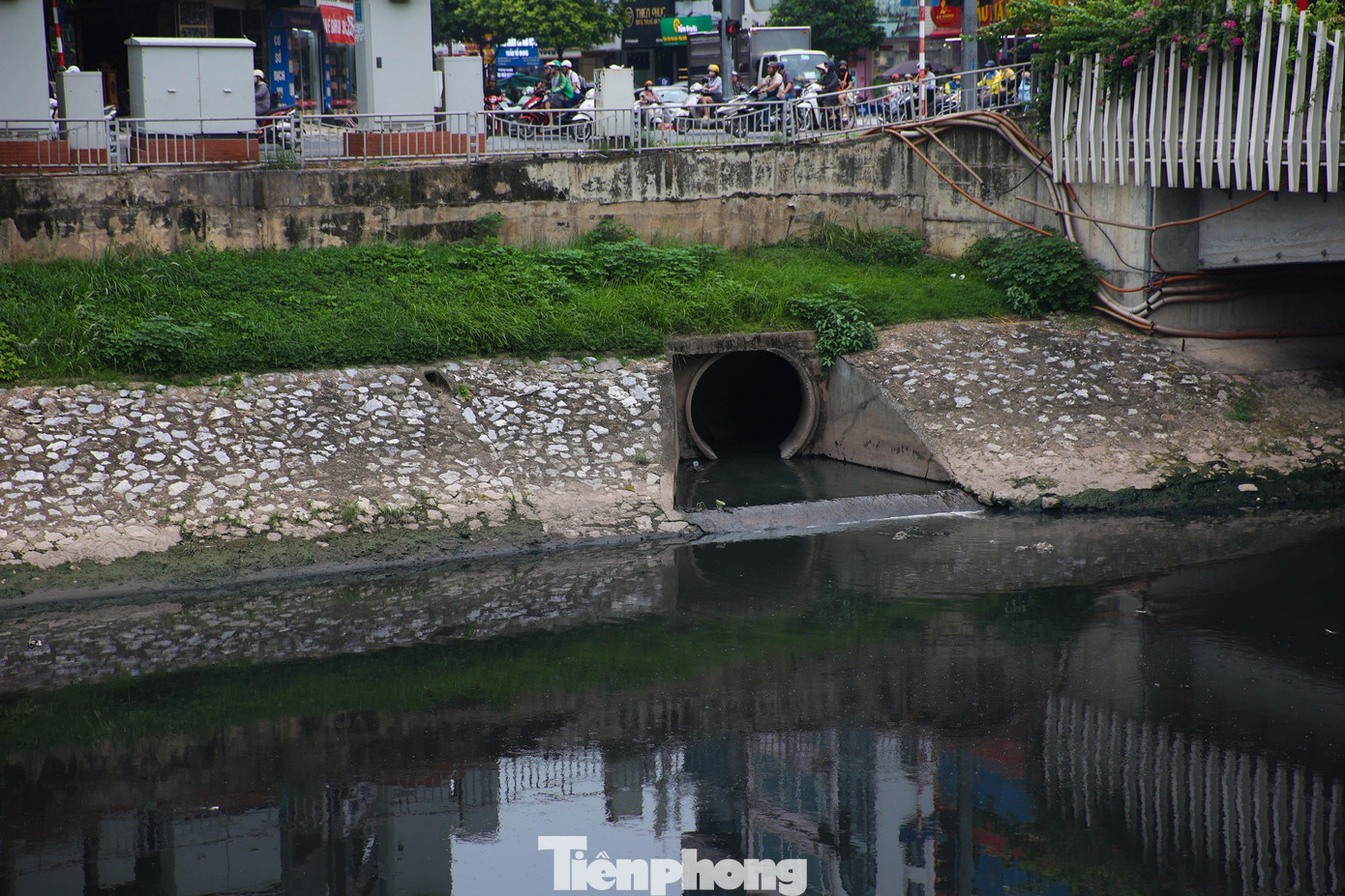 Nước thải chảy vào sông Tô Lịch (Hà Nội). Ảnh: Tiền Phong. Nước thải chảy vào sông Tô Lịch (Hà Nội). Ảnh: Tiền Phong.