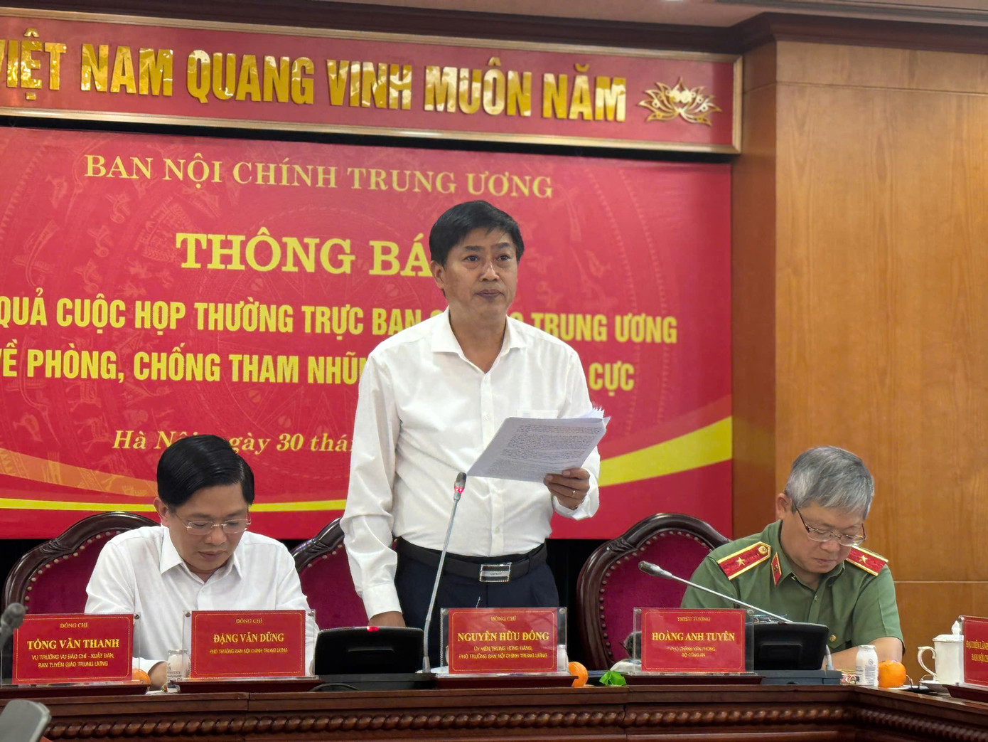 Ông Nguyễn Hữu Đông - Phó trưởng Ban Nội chính Trung ương trao đổi tại họp báo. Ảnh: PV.