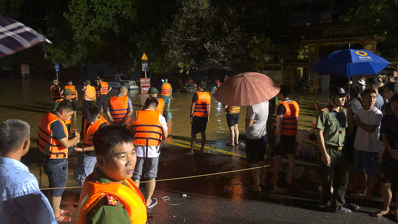 Theo chia sẻ của cán bộ, chiến sĩ thực hiện nhiệm vụ, họ tham gia cứu trợ các nạn nhân ảnh hưởng lũ lụt từ chiều tối ngày 8/9. Ảnh: Hoàng Mạnh Thắng