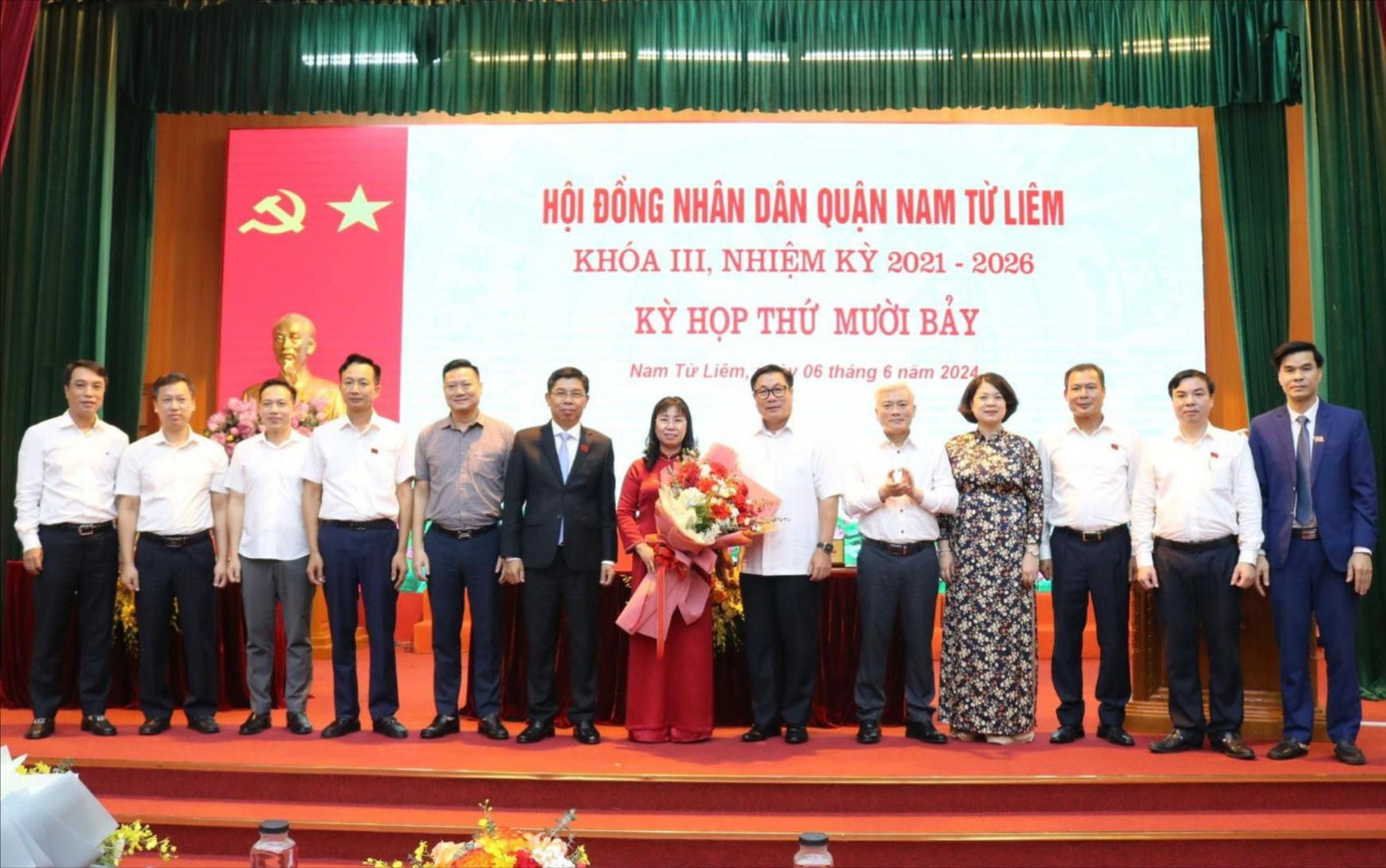 Lãnh đạo quận Nam Từ Liêm chúc mừng tân Phó Chủ tịch UBND quận Đỗ Thị Thúy Hà. Ảnh: PV. Lãnh đạo quận Nam Từ Liêm chúc mừng tân Phó Chủ tịch UBND quận Đỗ Thị Thúy Hà. Ảnh: PV.