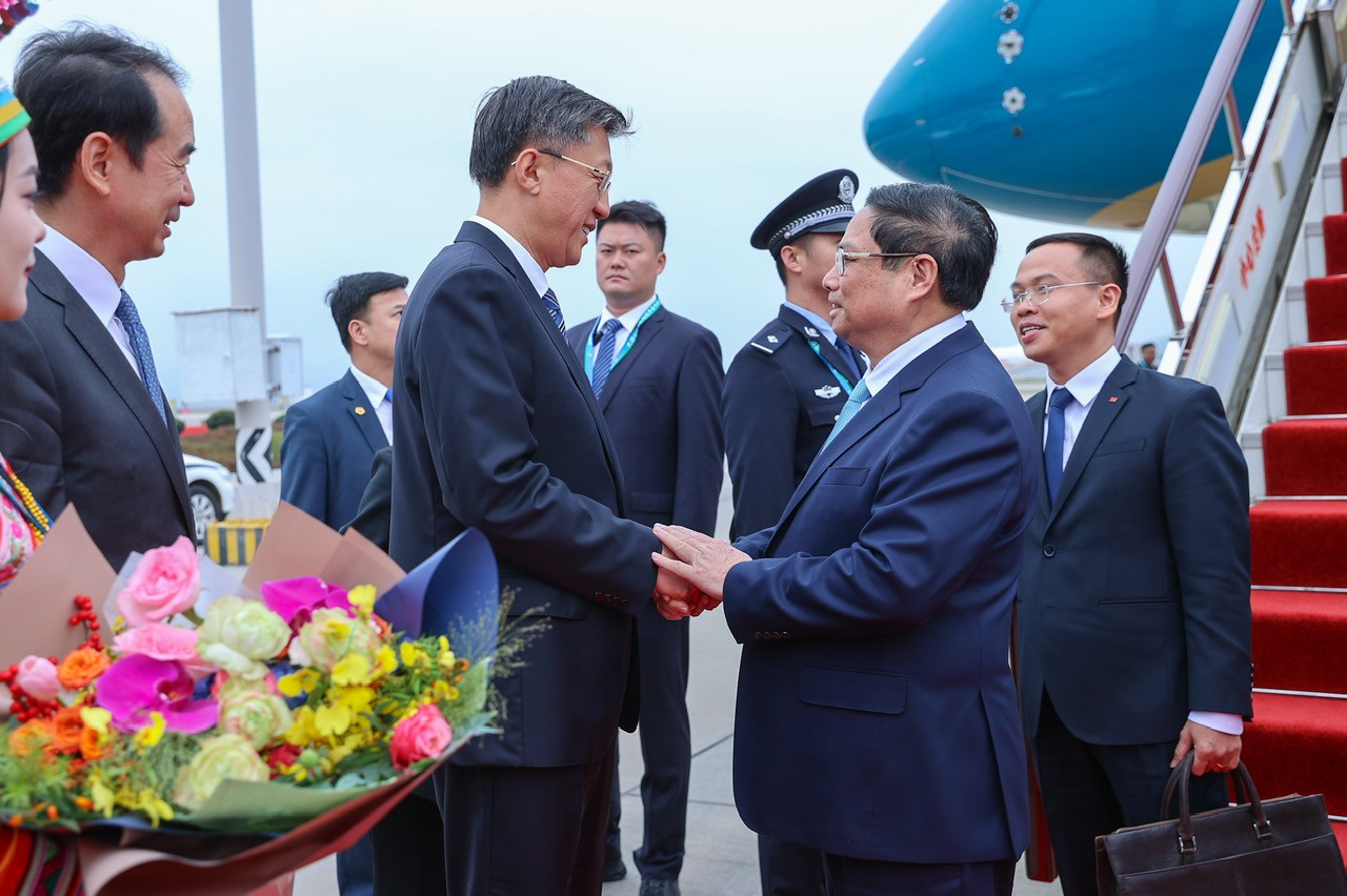 Ủy viên Thường vụ, Trưởng Ban Tổ chức Tỉnh ủy tỉnh Vân Nam Lưu Phi đón Thủ tướng Phạm Minh Chính và Đoàn đại biểu cấp cao Việt Nam tại sân bay quốc tế Trường Thủy. Ảnh: Nhật Bắc.