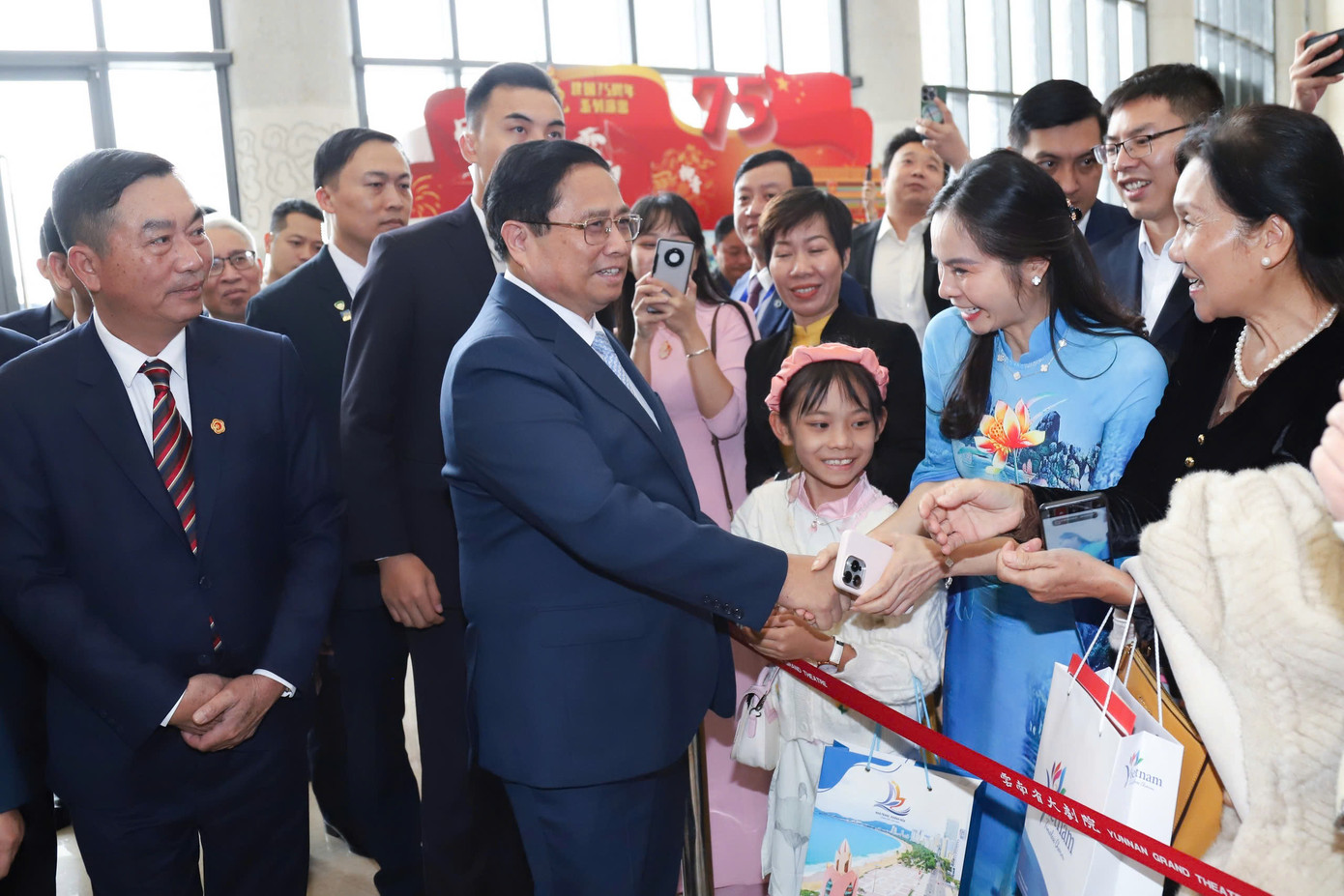 Thủ tướng Phạm Minh Chính gặp mặt cộng đồng người Việt tại Côn Minh (Vân Nam, Trung Quốc). Ảnh: Trần Thường.