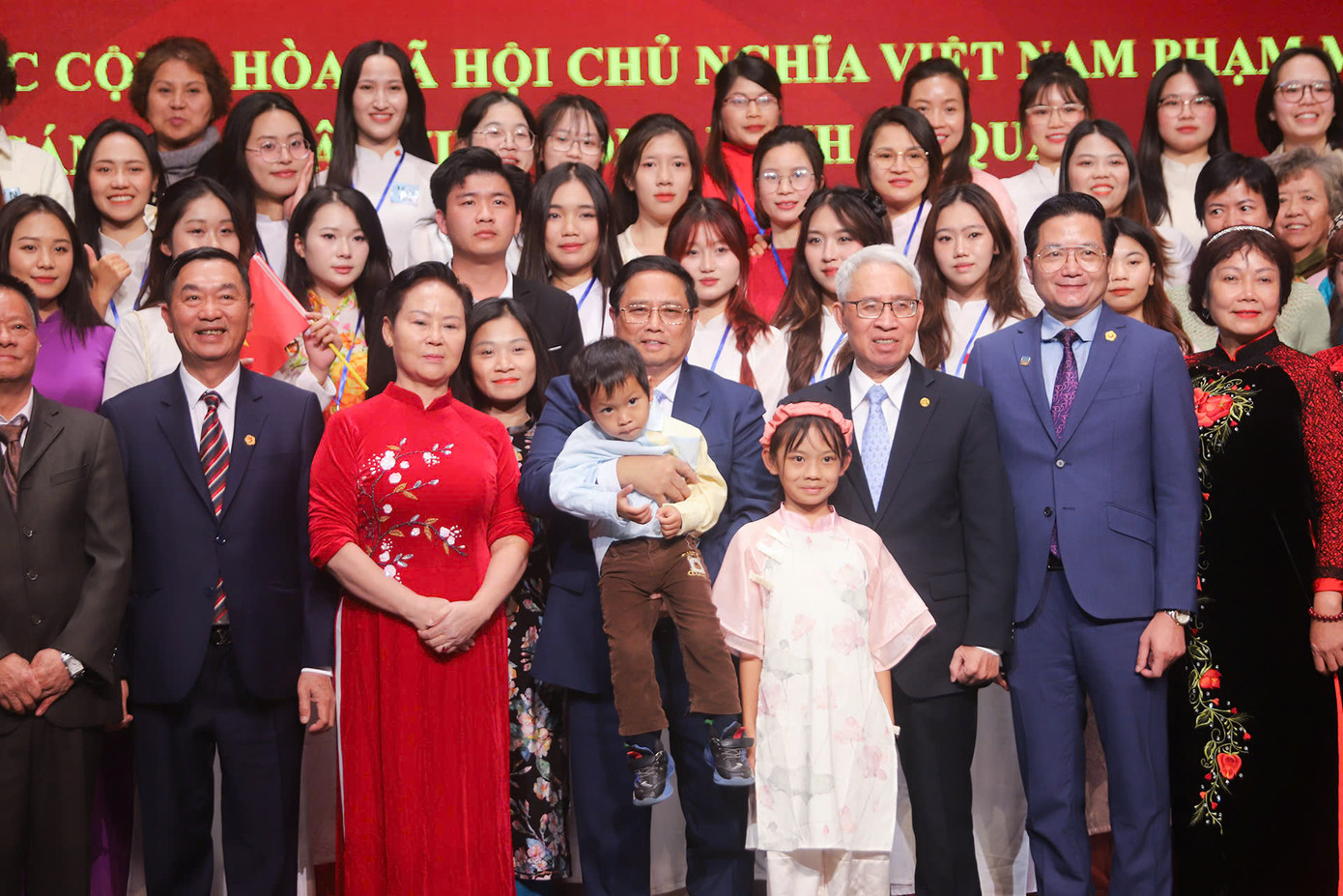 Thủ tướng Phạm Minh Chính với cộng đồng người Việt Nam tại Côn Minh. Ảnh: Trần Thường.