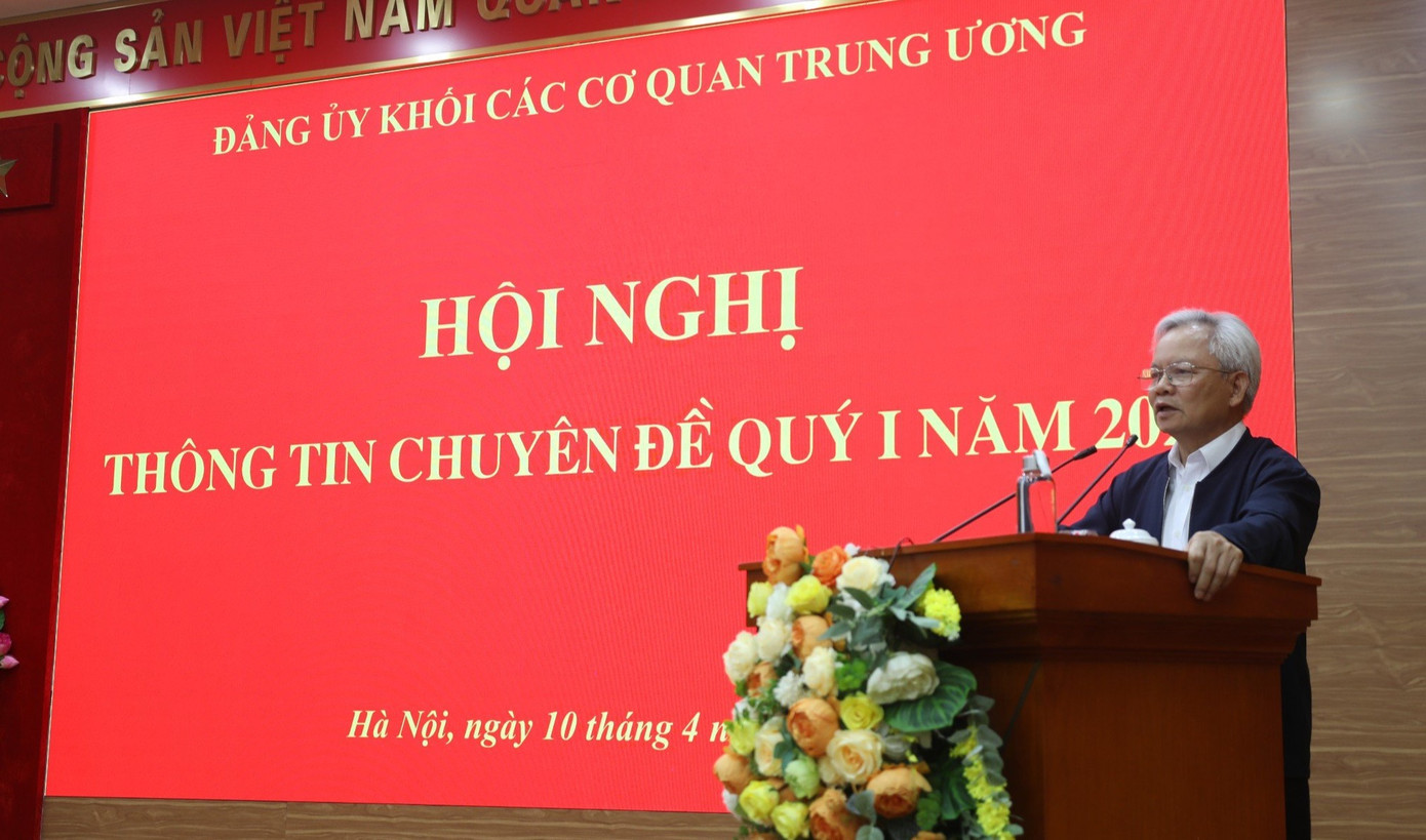 GS.TS Tạ Ngọc Tấn trình bày chuyên đề “Một số vấn đề lý luận và thực tiễn về chủ nghĩa xã hội và con đường đi lên chủ nghĩa xã hội” gắn với bài viết của Tổng Bí thư Nguyễn Phú Trọng tại hội nghị. Ảnh: PV. GS.TS Tạ Ngọc Tấn trình bày chuyên đề “Một số vấn đề lý luận và thực tiễn về chủ nghĩa xã hội và con đường đi lên chủ nghĩa xã hội” gắn với bài viết của Tổng Bí thư Nguyễn Phú Trọng tại hội nghị. Ảnh: PV.