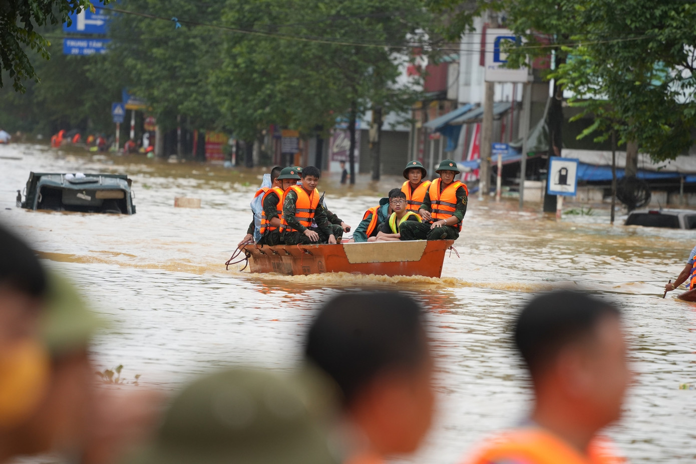 Tại khu vực đường Dương Tự Minh, lực lượng chức năng tiếp tục hỗ trợ đưa người dân ở vùng ngập lụt gần sông Cầu ra ngoài trung tâm thành phố. Ảnh: Hoàng Mạnh Thắng Tại khu vực đường Dương Tự Minh, lực lượng chức năng tiếp tục hỗ trợ đưa người dân ở vùng ngập lụt gần sông Cầu ra ngoài trung tâm thành phố. Ảnh: Hoàng Mạnh Thắng