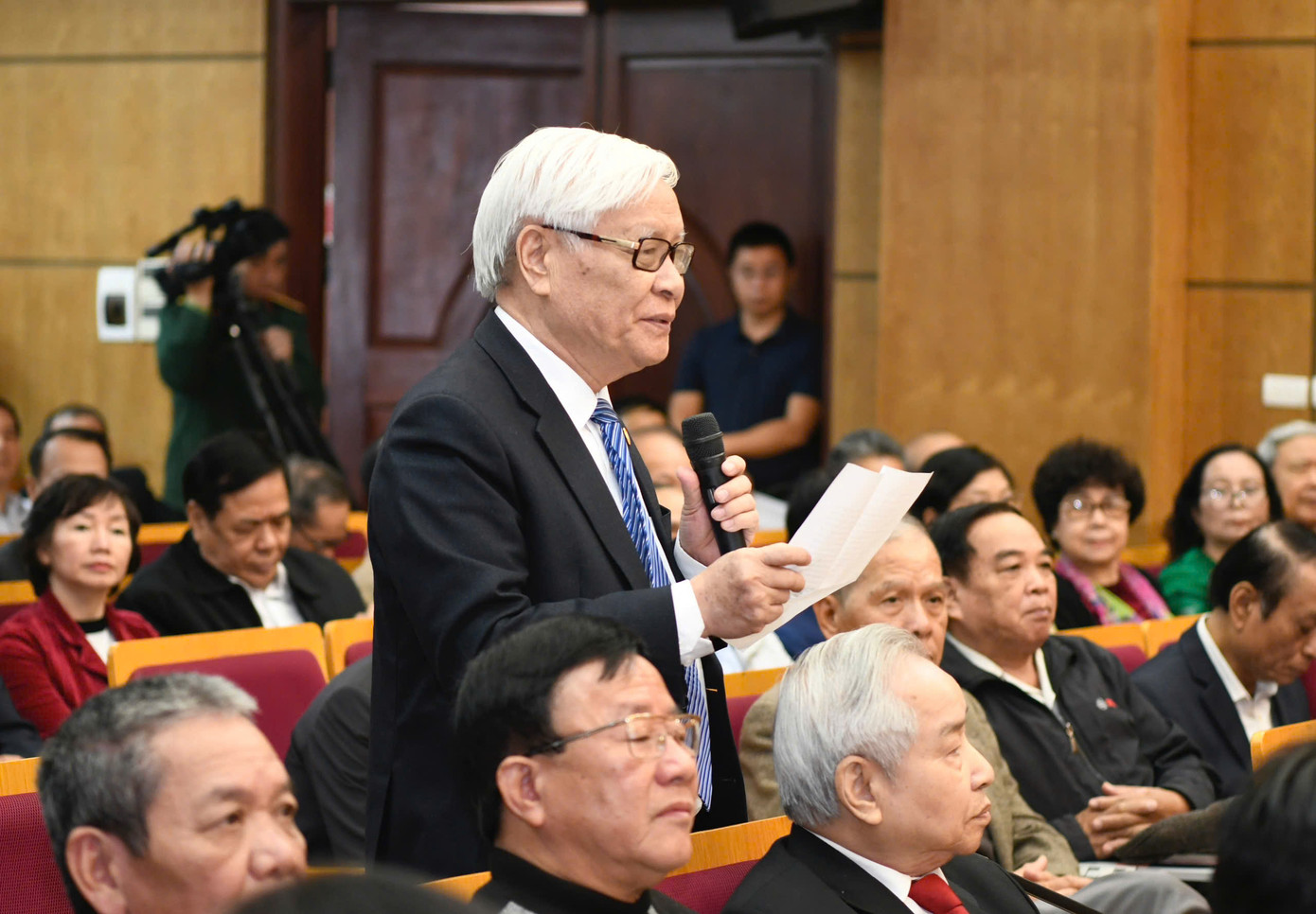 Các cử tri phát biểu ý kiến tại hội nghị. Ảnh: Như Ý.