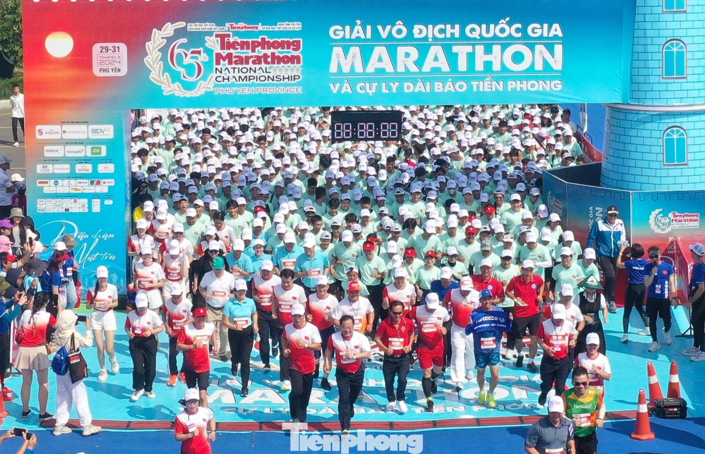 Các đại biểu chạy đồng hành cùng Tiền Phong Marathon 2024. Ảnh: Phạm Duy.