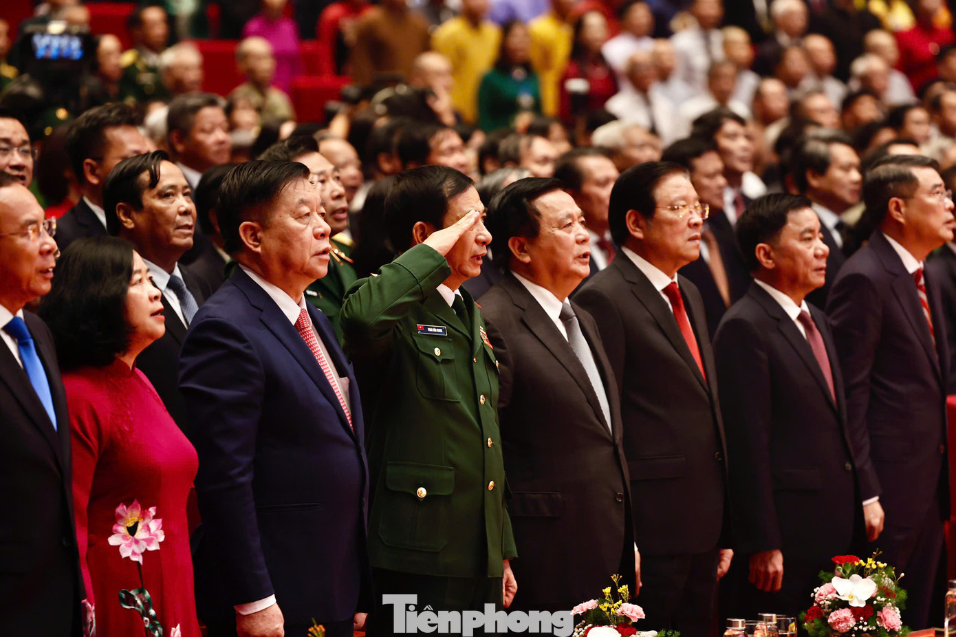 Các đại biểu dự lễ kỷ niệm chào cờ, hát Quốc ca tại Lễ kỷ niệm. Ảnh: Như Ý.