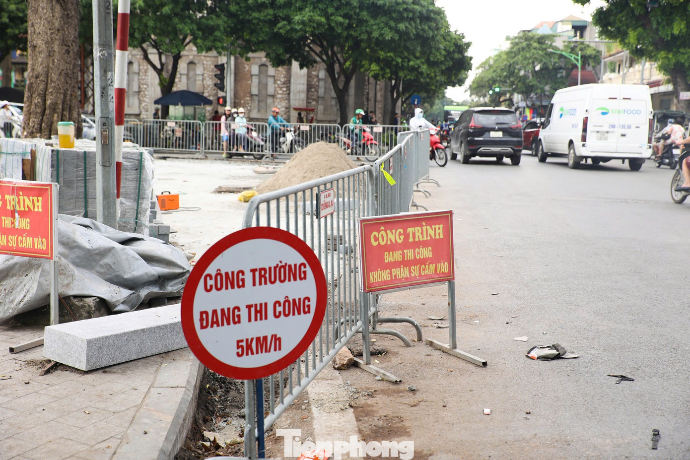 Quận Ba Đình sẽ tính toán phần đá lát lòng đường kết nối hai khu vực này đảm bảo đủ chịu lực cho xe ô tô đi qua. Tuy nhiên, theo dự kiến, quận sẽ xin ý kiến Sở GTVT thành phố tổ chức phân luồng lại giao thông để xe không đi qua khu vực này nữa.