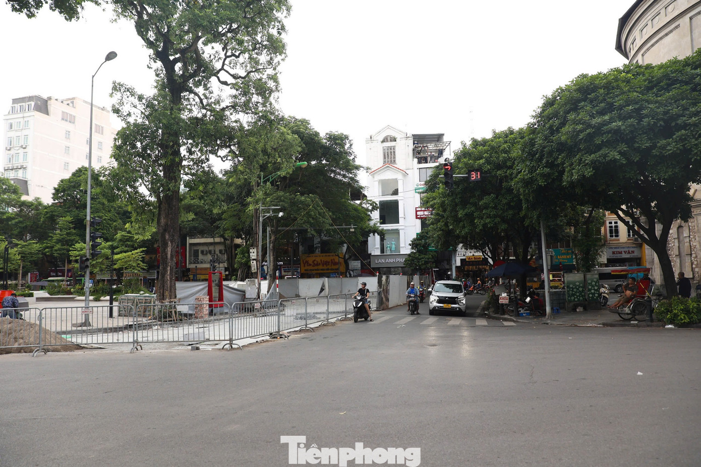 Đại diện UBND quận Ba Đình thông tin, Sở GTVT thành phố Hà Nội đã cấp phép cho quận tiến hành cải tạo mặt đường Hàng Cót nhằm cải tạo, nâng cấp Vườn hoa Vạn Xuân.