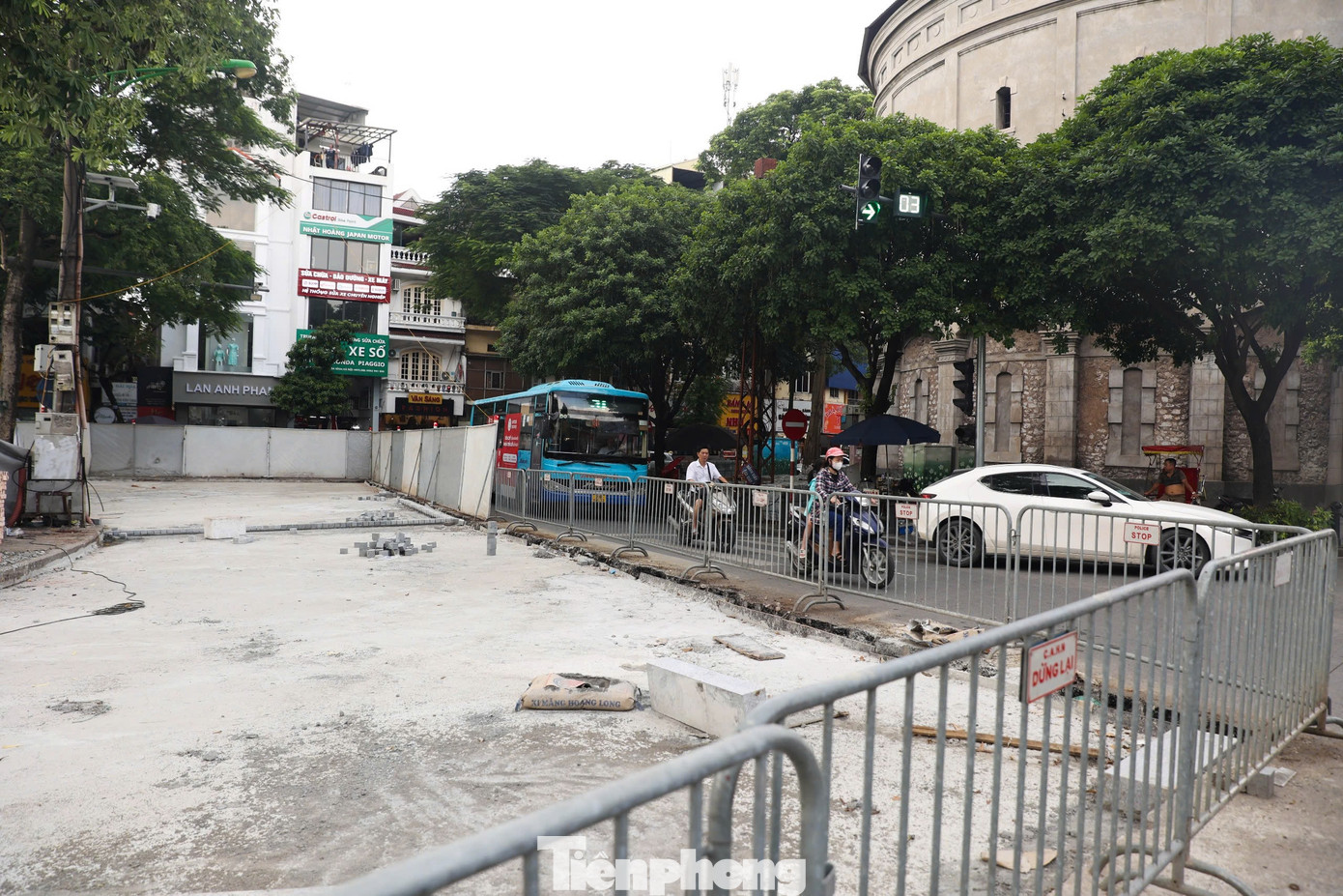 Quận Ba Đình sẽ tiến hành lát đá phần lòng đường nằm giữa Vườn hoa Vạn Xuân và Tháp nước Hàng Đậu; đồng thời xin ý kiến cơ quan chức năng tổ chức lại giao thông khu vực này nhằm mở rộng không gian vườn hoa, phục vụ nhu cầu của người dân và du khách.