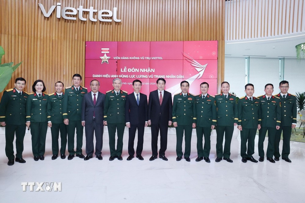 Chủ tịch nước Lương Cường duyệt đội danh dự; thăm hỏi, động viên; chụp ảnh lưu niệm với các đại biểu. Ảnh: TTXVN. Chủ tịch nước Lương Cường duyệt đội danh dự; thăm hỏi, động viên; chụp ảnh lưu niệm với các đại biểu. Ảnh: TTXVN.