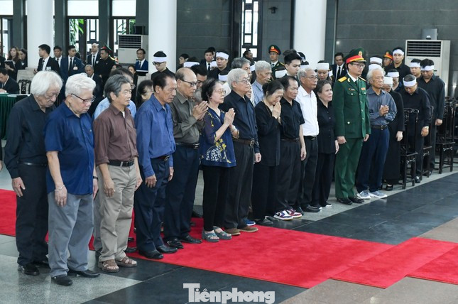 Đoàn cựu sinh viên lớp Văn khóa VIII (1963 - 1967) Trường Đại học Tổng hợp Hà Nội viếng Tổng Bí thư Nguyễn Phú Trọng. (Ảnh: Như Ý)