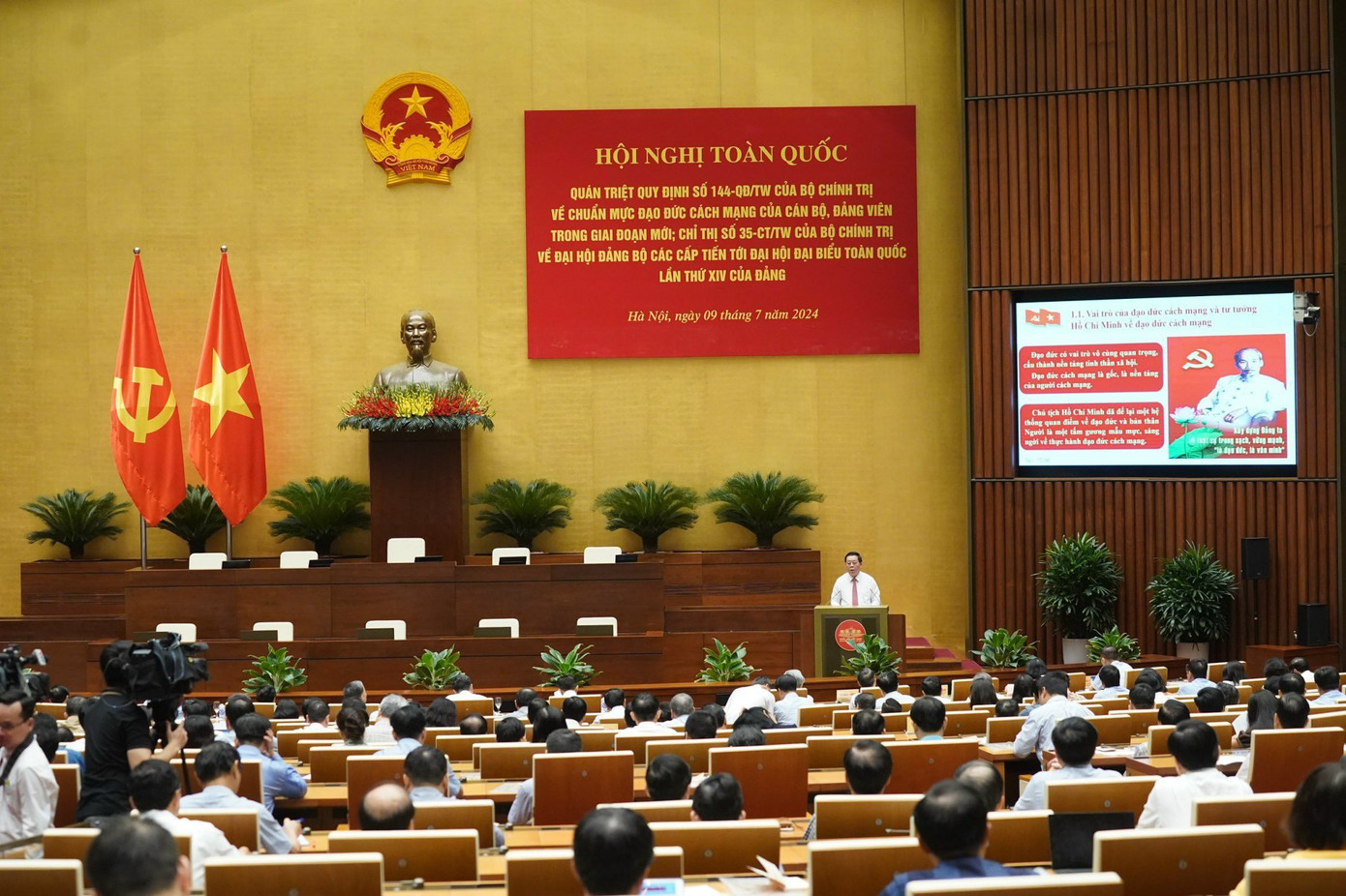 Trưởng Ban Tuyên giáo T.Ư Nguyễn Trọng Nghĩa truyền đạt nội dung Quy định số 144 của Bộ Chính trị về chuẩn mực đạo đức cách mạng của cán bộ, đảng viên trong giai đoạn mới. (Ảnh: Như Ý)