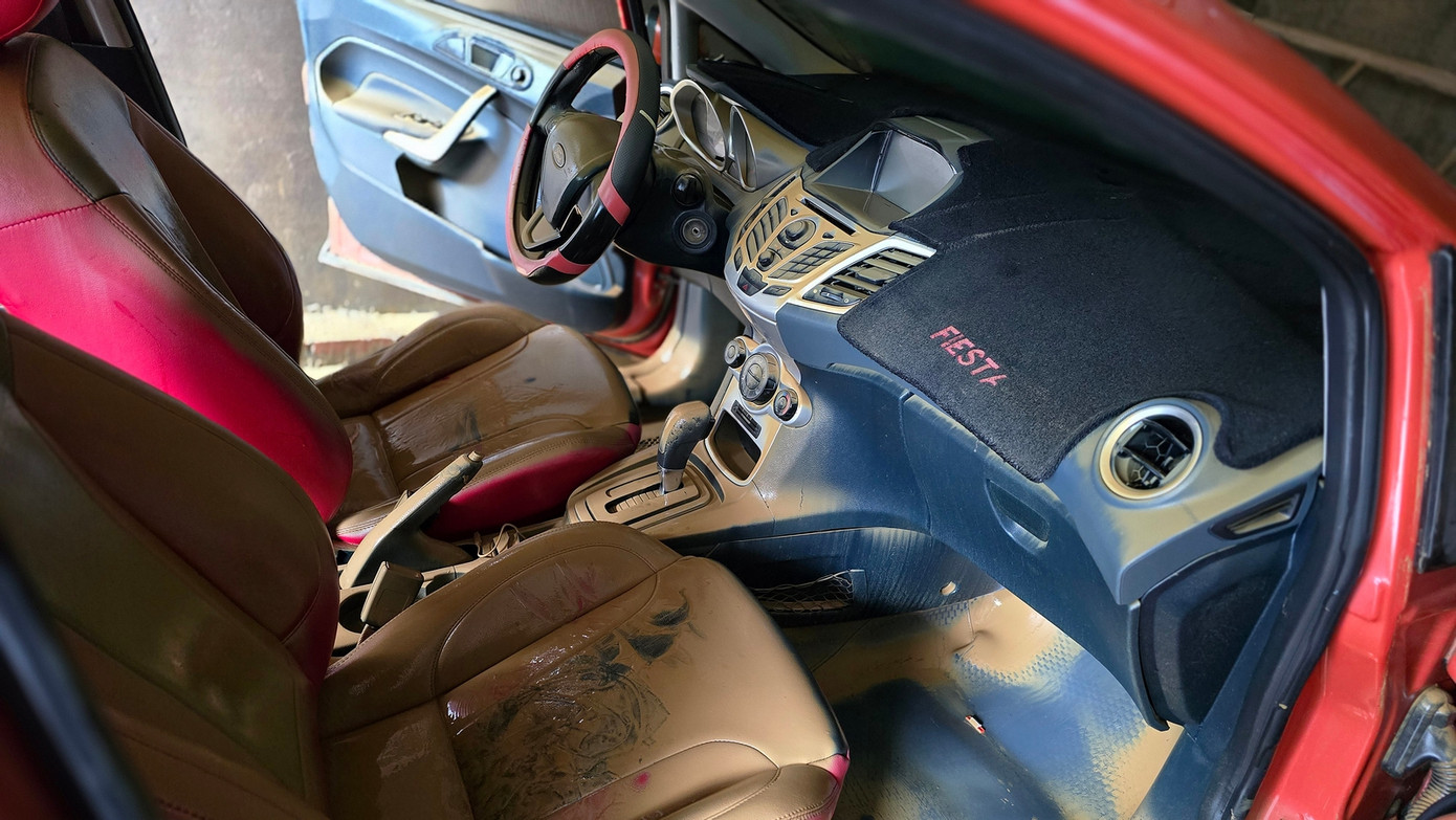 Hầu hết các nội thất trong xe đã bị ngâm nước vài ngày, rất khó để xử lý, sửa chữa. Ảnh: Hoàng Mạnh Thắng.