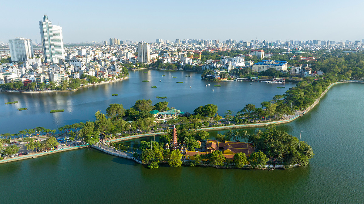 Thành phố đang triển khai nhiều biện pháp tu bổ, tôn tạo, giữ gìn, phát huy các giá trị, công trình lịch sử trên địa bàn thành phố. Trong ảnh là Tháp nước Hàng Đậu, Ga Hà Nội và chùa Trấn Quốc ven hồ Tây.