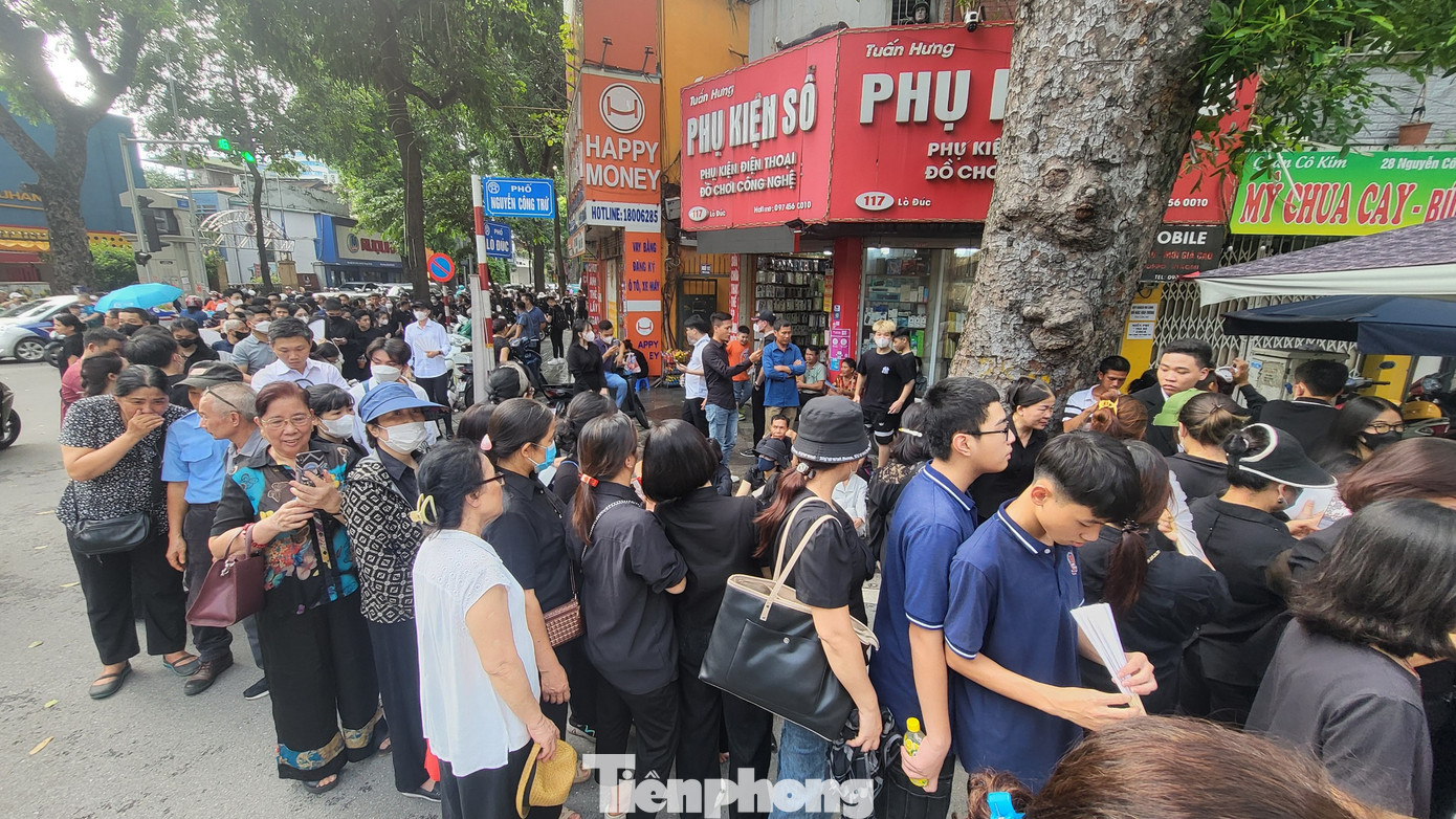 Từ sáng sớm hôm nay, nhiều người dân đã đến Nhà tang lễ Quốc gia (5 Trần Thánh Tông, Hà Nội) với mong muốn vào viếng Tổng Bí thư Nguyễn Phú Trọng. Nhiều người cao tuổi kiên nhẫn xếp hàng chờ từ sáng tới chiều muộn, với tâm niệm được vào Nhà tang lễ thắp hương tưởng nhớ Tổng Bí thư Nguyễn Phú Trọng. Trong ảnh: Người dân xếp hàng tại ngã tư phố Nguyễn Công Trứ - Lò Đúc chờ vào viếng Tổng Bí thư Nguyễn Phú Trọng. Ảnh: Dương Triều.