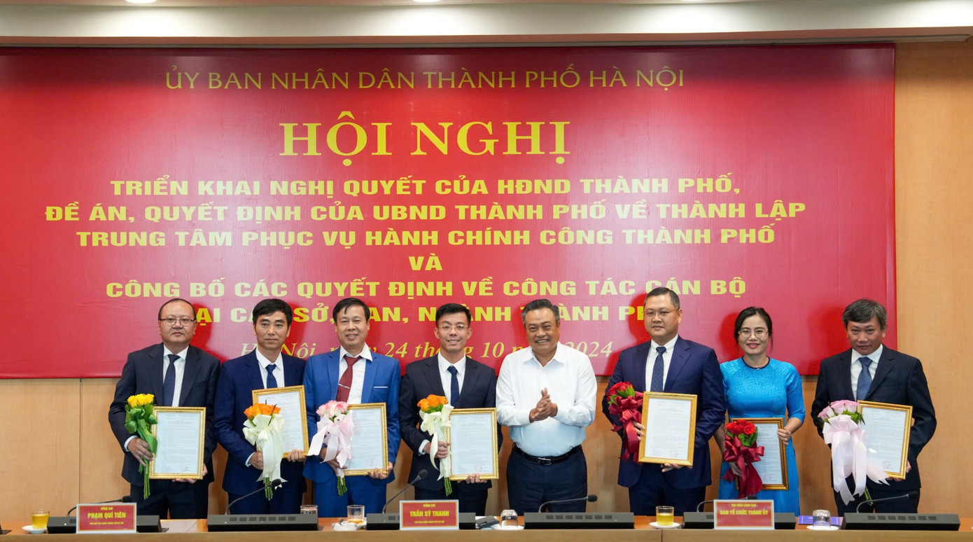 Chủ tịch UBND thành phố Hà Nội Trần Sỹ Thanh trao các quyết định về công tác cán bộ. Ảnh: PV. Chủ tịch UBND thành phố Hà Nội Trần Sỹ Thanh trao các quyết định về công tác cán bộ. Ảnh: PV.