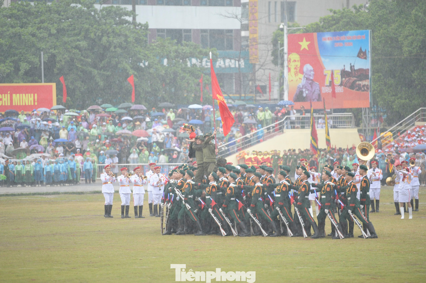 Các nội dung nghi lễ diễn ra trong Sân vận động tỉnh Điện Biên trong cơn mưa.