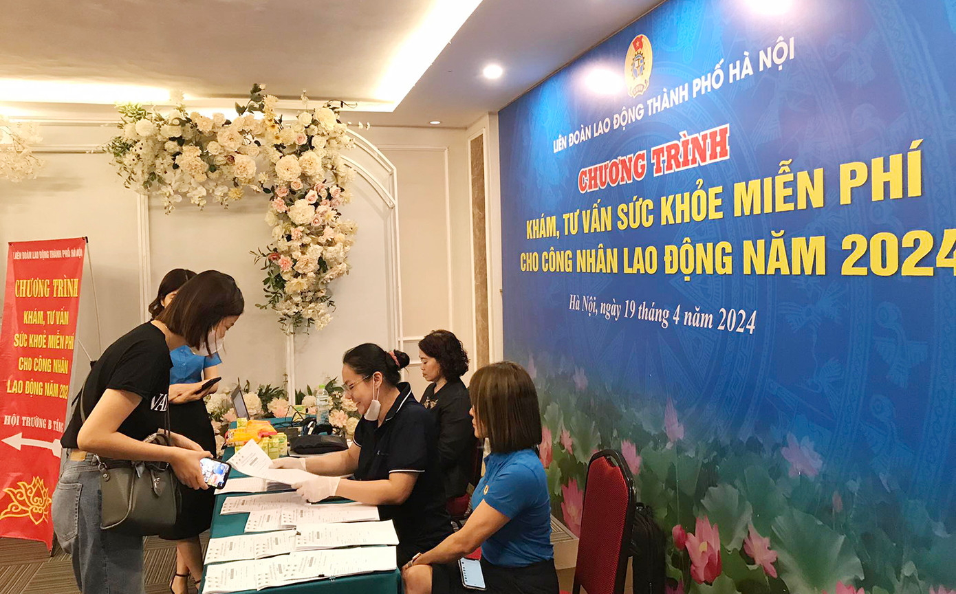 Công nhân, người lao động đăng ký khám sức khoẻ miễn phí tại chương trình. Ảnh: PV.