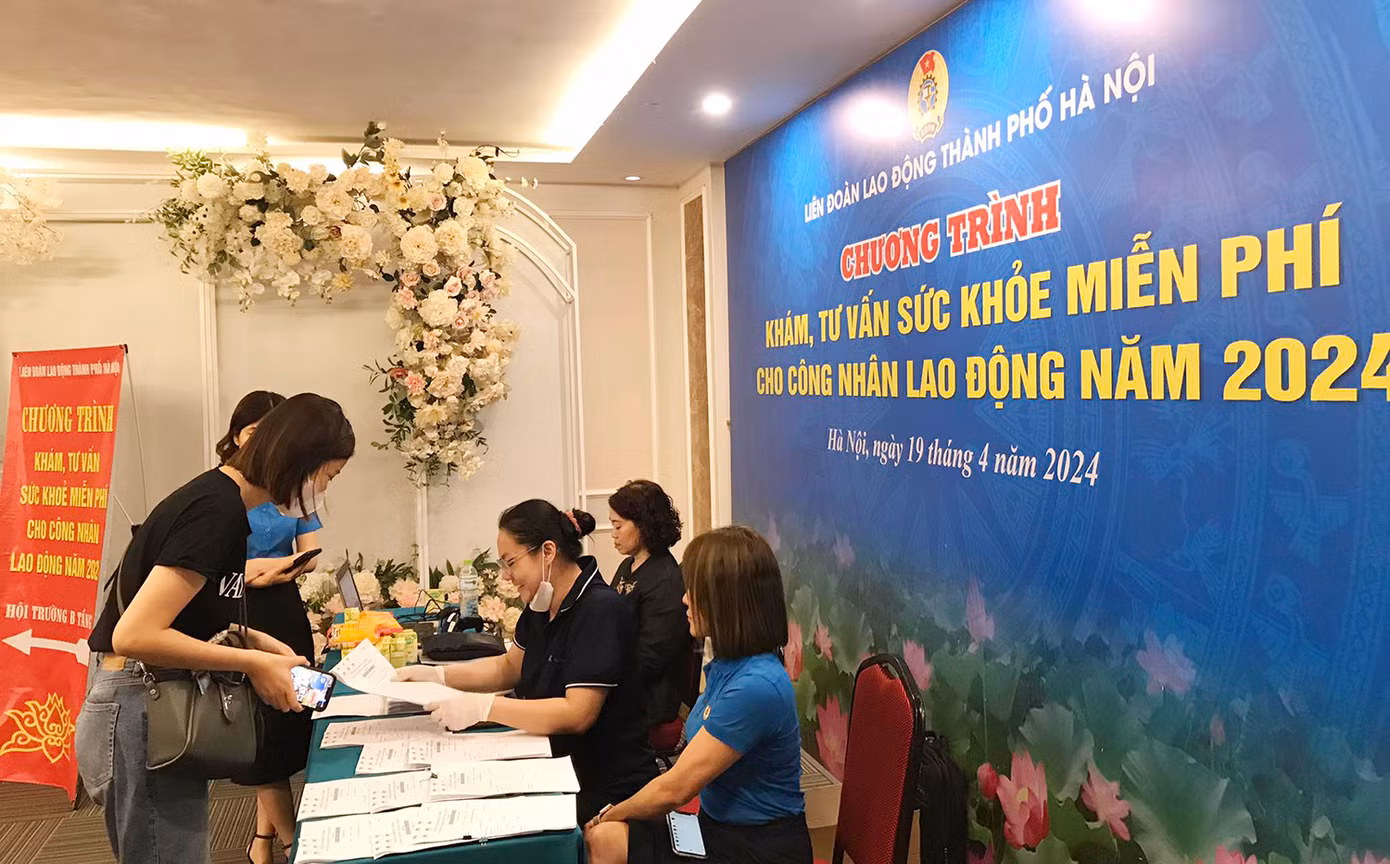 Công nhân, người lao động đăng ký khám sức khoẻ miễn phí tại chương trình. Ảnh: PV. Công nhân, người lao động đăng ký khám sức khoẻ miễn phí tại chương trình. Ảnh: PV.
