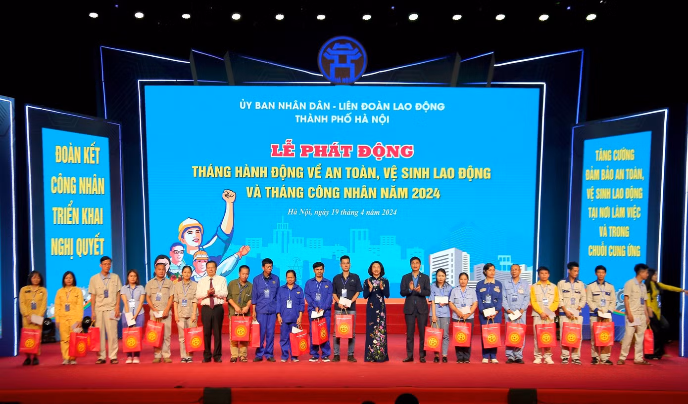 Phó Chủ tịch Tổng LĐLĐ Việt Nam Ngọ Duy Hiểu và Phó Chủ tịch UBND thành phố Hà Nội Vũ Thu Hà tặng quà cho công nhân, người lao động tại chương trình. Ảnh: PV. Phó Chủ tịch Tổng LĐLĐ Việt Nam Ngọ Duy Hiểu và Phó Chủ tịch UBND thành phố Hà Nội Vũ Thu Hà tặng quà cho công nhân, người lao động tại chương trình. Ảnh: PV.