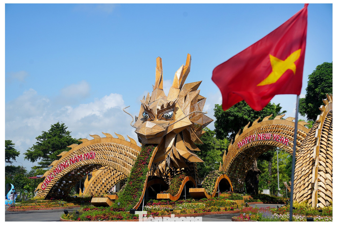 Dọc đường chạy Tiền Phong Marathon 2024, các vận động viên và du khách cũng có thể "check in" với những linh vật rồng "khổng lồ" còn được giữ lại sau dịp Tết Nguyên đán Giáp Thìn 2024. Ảnh: Trọng Quân. Dọc đường chạy Tiền Phong Marathon 2024, các vận động viên và du khách cũng có thể "check in" với những linh vật rồng "khổng lồ" còn được giữ lại sau dịp Tết Nguyên đán Giáp Thìn 2024. Ảnh: Trọng Quân.