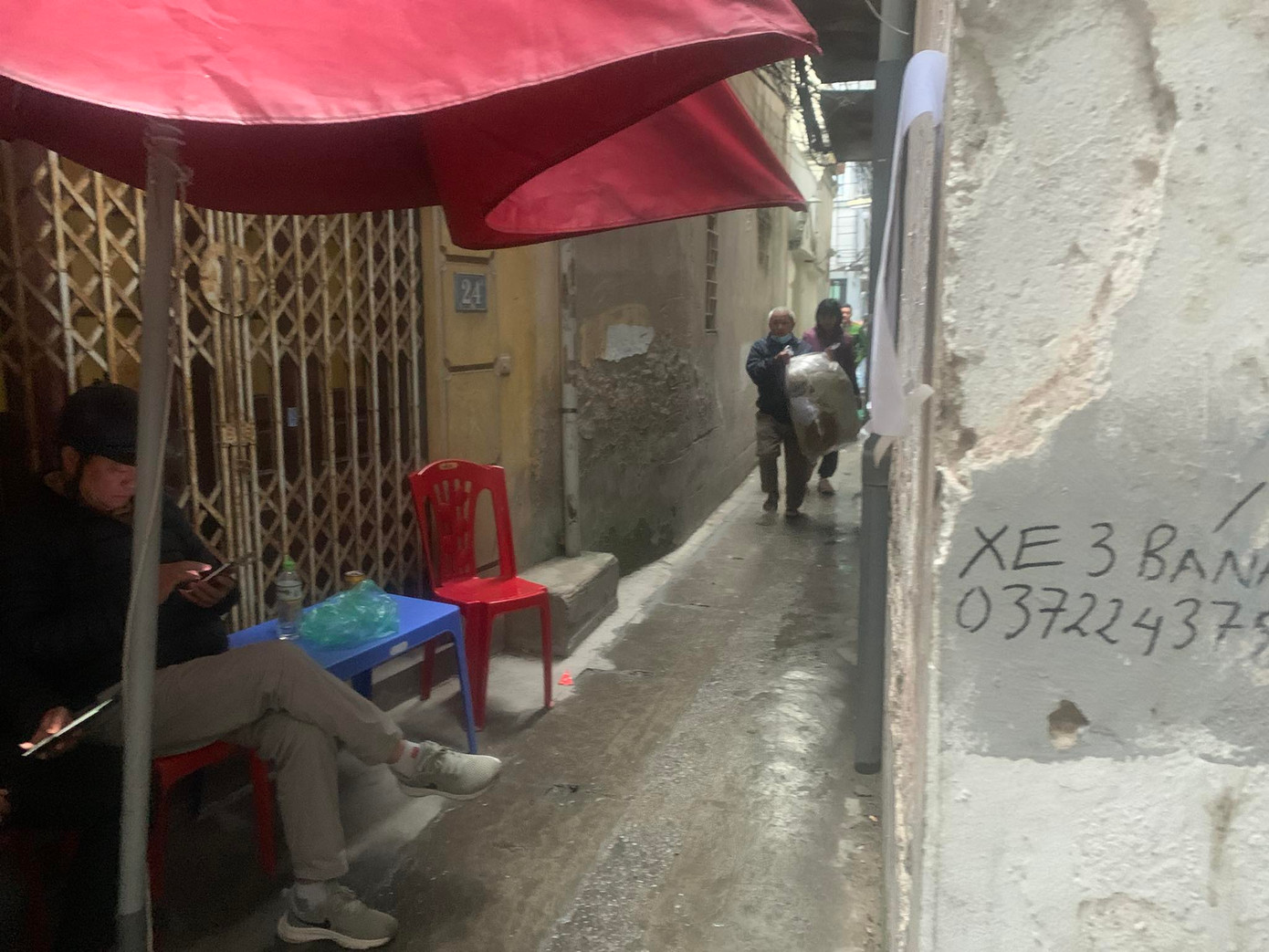 Người dân di chuyển đồ đạc khỏi toà chung cư mini chiều 24/2. Ảnh: Duy Phạm Người dân di chuyển đồ đạc khỏi toà chung cư mini chiều 24/2. Ảnh: Duy Phạm