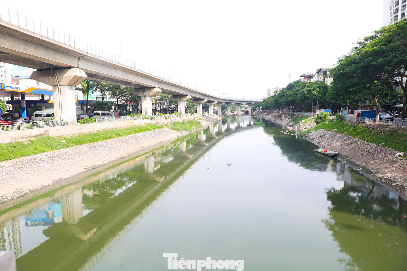Cách đây vài ngày, nước sông Tô Lịch bỗng chuyển màu xanh lục khiến nhiều người dân Thủ đô thích thú. Theo Công ty TNHH MTV Thoát nước Hà Nội, nguyên nhân của hiện tượng này là do sông Tô Lịch được nhận một lượng lớn nước chảy vào từ hồ Tây. Ảnh: Nguyễn Trọng Tài.