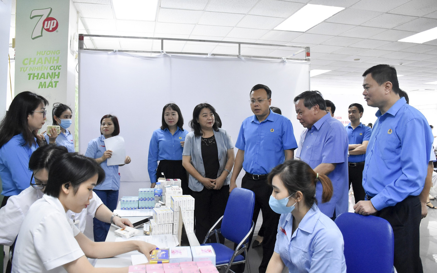 Ngày 20/4, Liên đoàn Lao động (LĐLĐ) thành phố Hà Nội tổ chức chương trình khám sức khỏe sinh sản - truyền thông tư vấn tầm soát phát hiện ung thư sớm cho nữ công nhân, lao động. Sự kiện nằm trong chuỗi hoạt động hưởng ứng “Tháng Công nhân”, “Tháng Hành động về An toàn vệ sinh lao động”. Trong ảnh, đại diện lãnh đạo Thành uỷ Hà Nội, LĐLĐ thành phố thăm hỏi, động viên công nhân, lao động tham gia chương trình.
