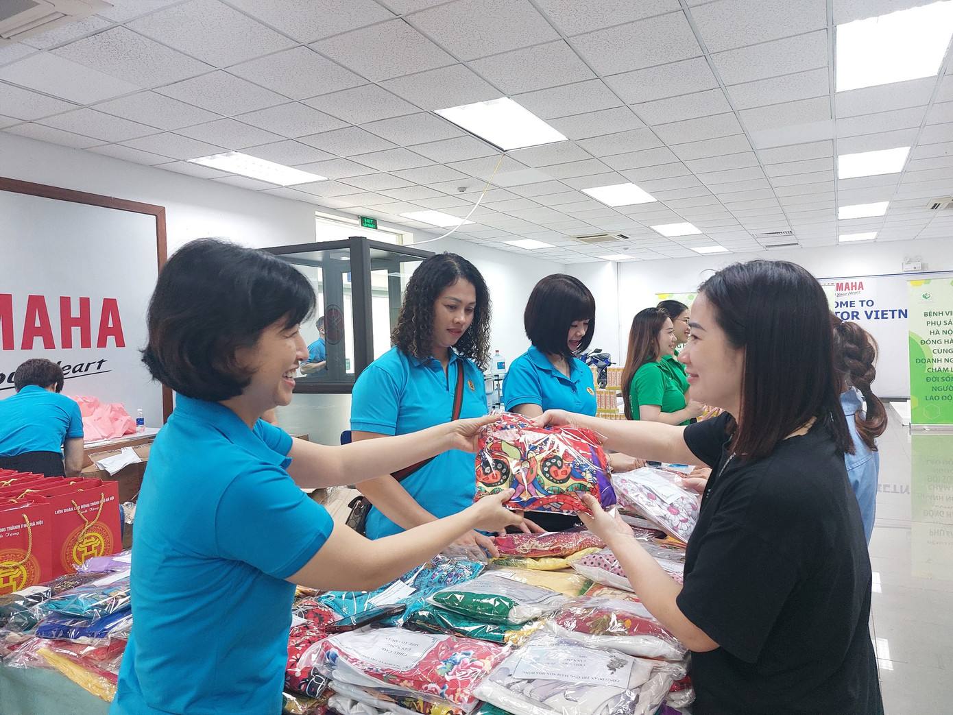 Trong khuôn khổ chương trình, các nữ công nhân lao động khu công nghiệp và chế xuất được tặng các bộ áo dài trong Chương trình “Tặng áo dài - Trao yêu thương - Gìn giữ nét đẹp truyền thống”, nhằm tôn vinh, lưu giữ vị thế, giá trị của áo dài trong đời sống xã hội, đồng thời, đẩy mạnh các hoạt động chăm lo cho nữ công nhân, lao động.