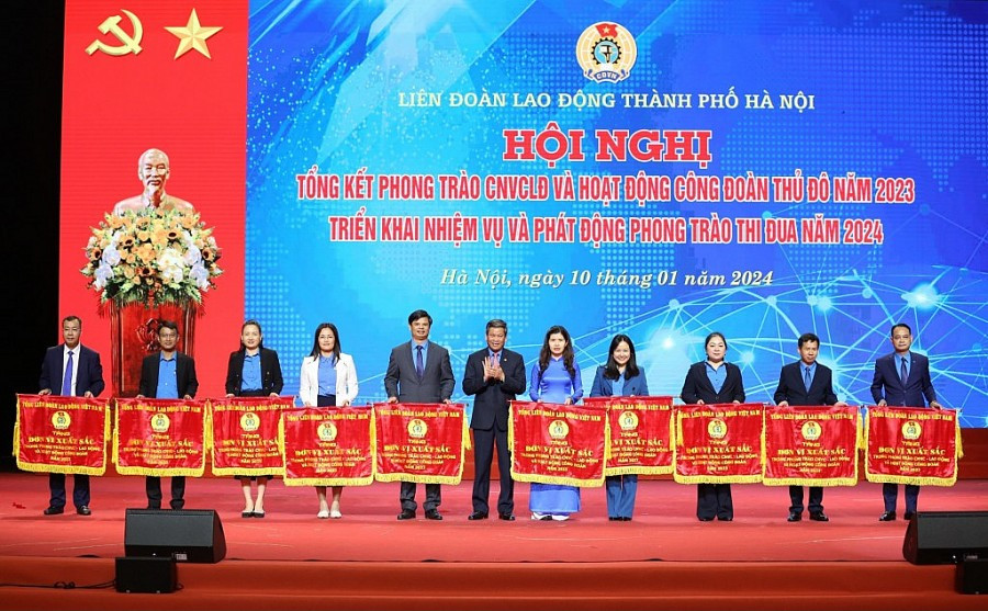 Phó Chủ tịch Tổng Liên đoàn Việt Nam Huỳnh Thanh Xuân tặng cờ thi đua của Tổng LĐLĐ Việt Nam cho 10 tập thể. Ảnh: PV.