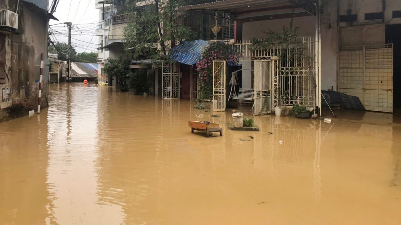 Một khu vực ngập nước lũ ven đường Dương Tự Minh và sau khi nước lũ rút. Ảnh: Hoàng Mạnh Thắng - Trường Phong.