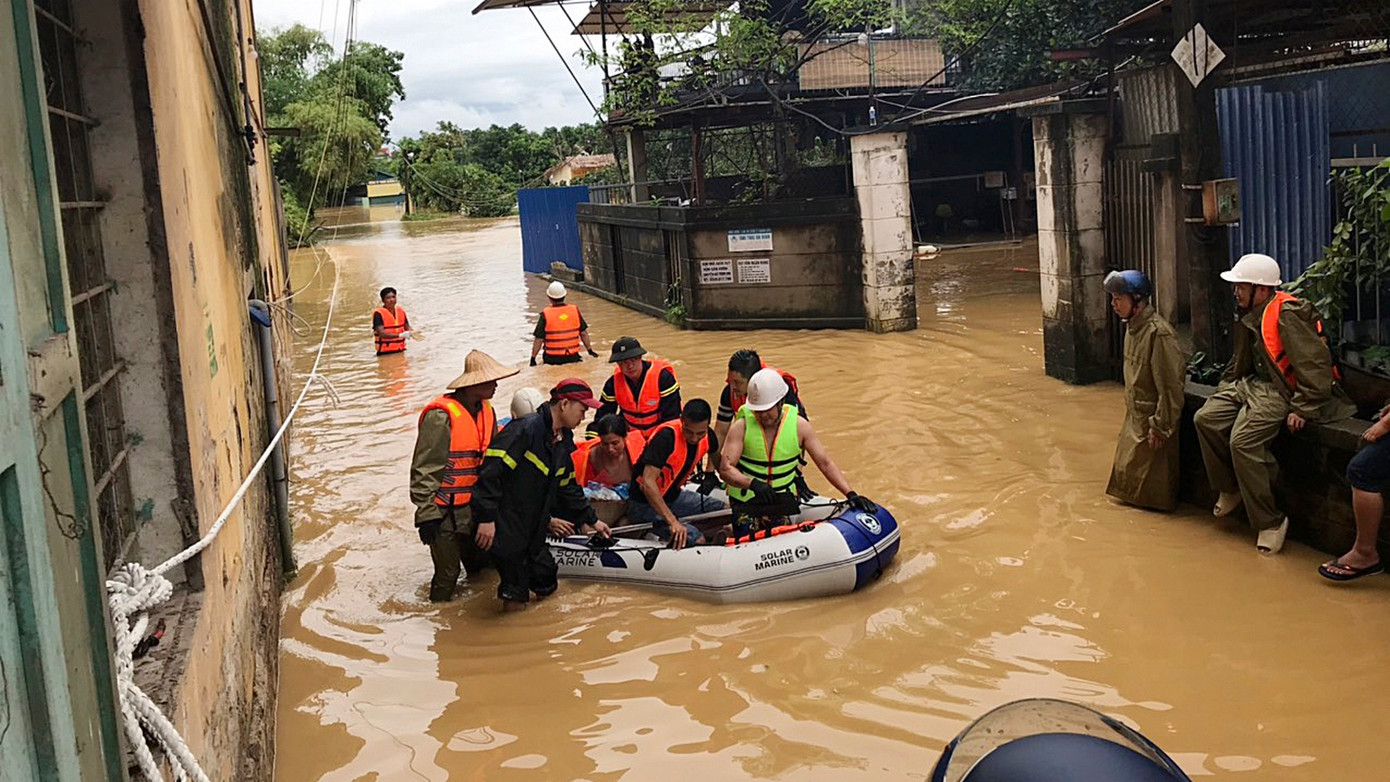 Lực lượng chức năng tập trung giải cứu những hộ dân bị ảnh hưởng bởi lũ lụt thuộc địa bàn phường Quang Vinh (TP. Thái Nguyên) hôm 10/9 và khi nước lũ đã rút sáng 11/9. Ảnh: Hoàng Mạnh Thắng - Trường Phong.