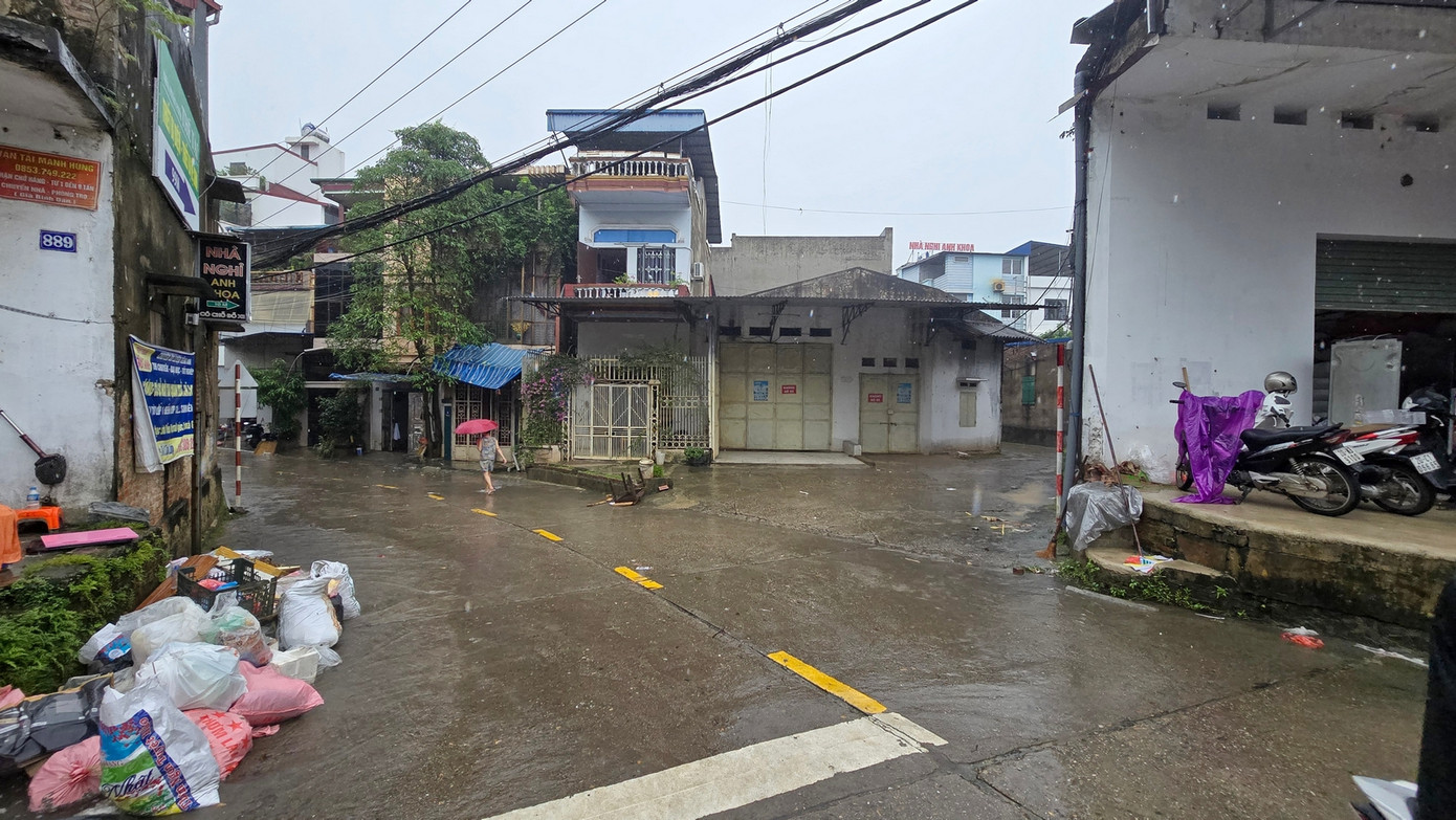 Một khu vực ngập nước lũ ven đường Dương Tự Minh và sau khi nước lũ rút. Ảnh: Hoàng Mạnh Thắng - Trường Phong.
