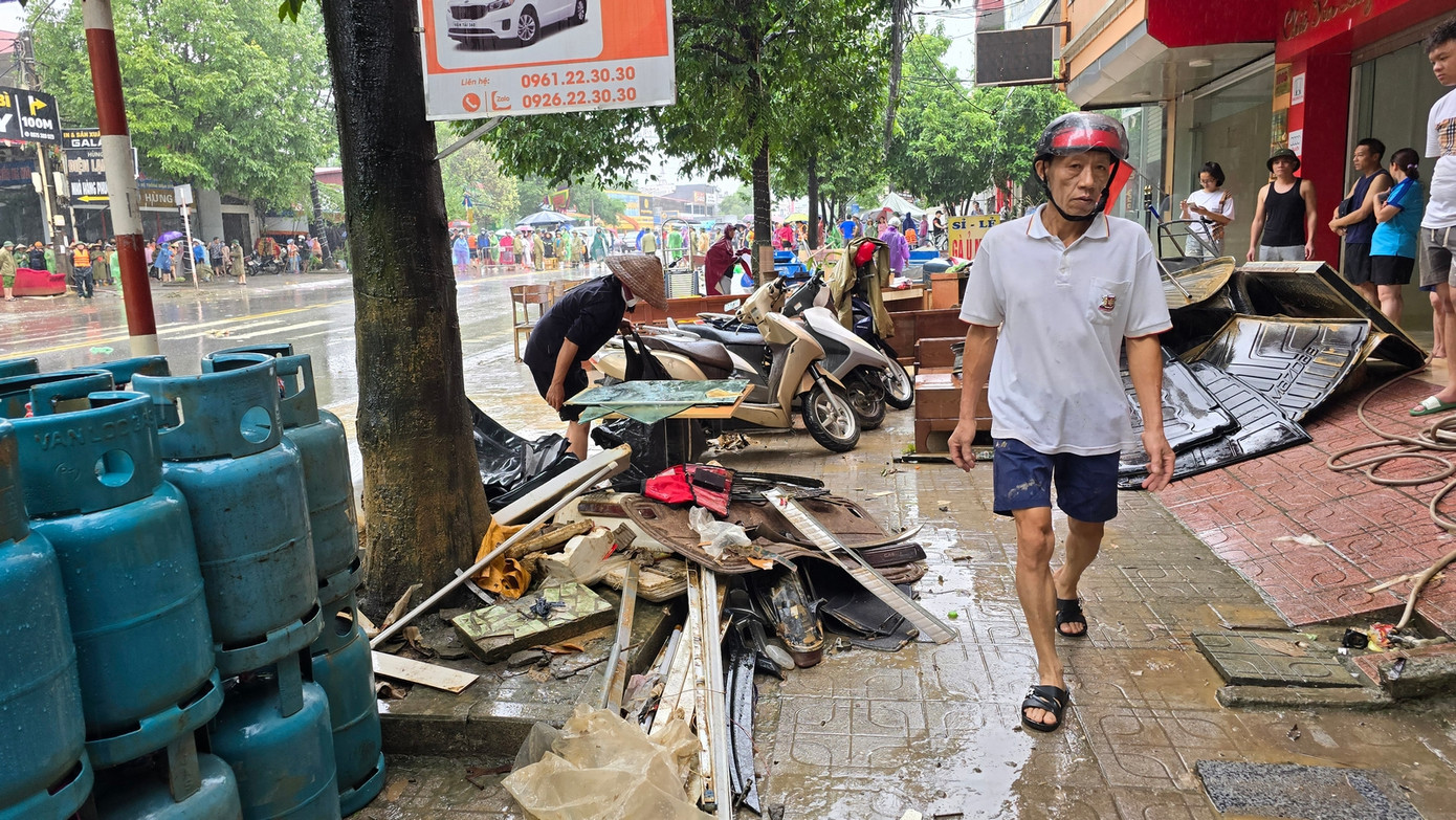 Thành phố Thái Nguyên đang nỗ lực dọn dẹp, vệ sinh môi trường sau đợt lũ lịch sử. Ảnh: Hoàng Mạnh Thắng.