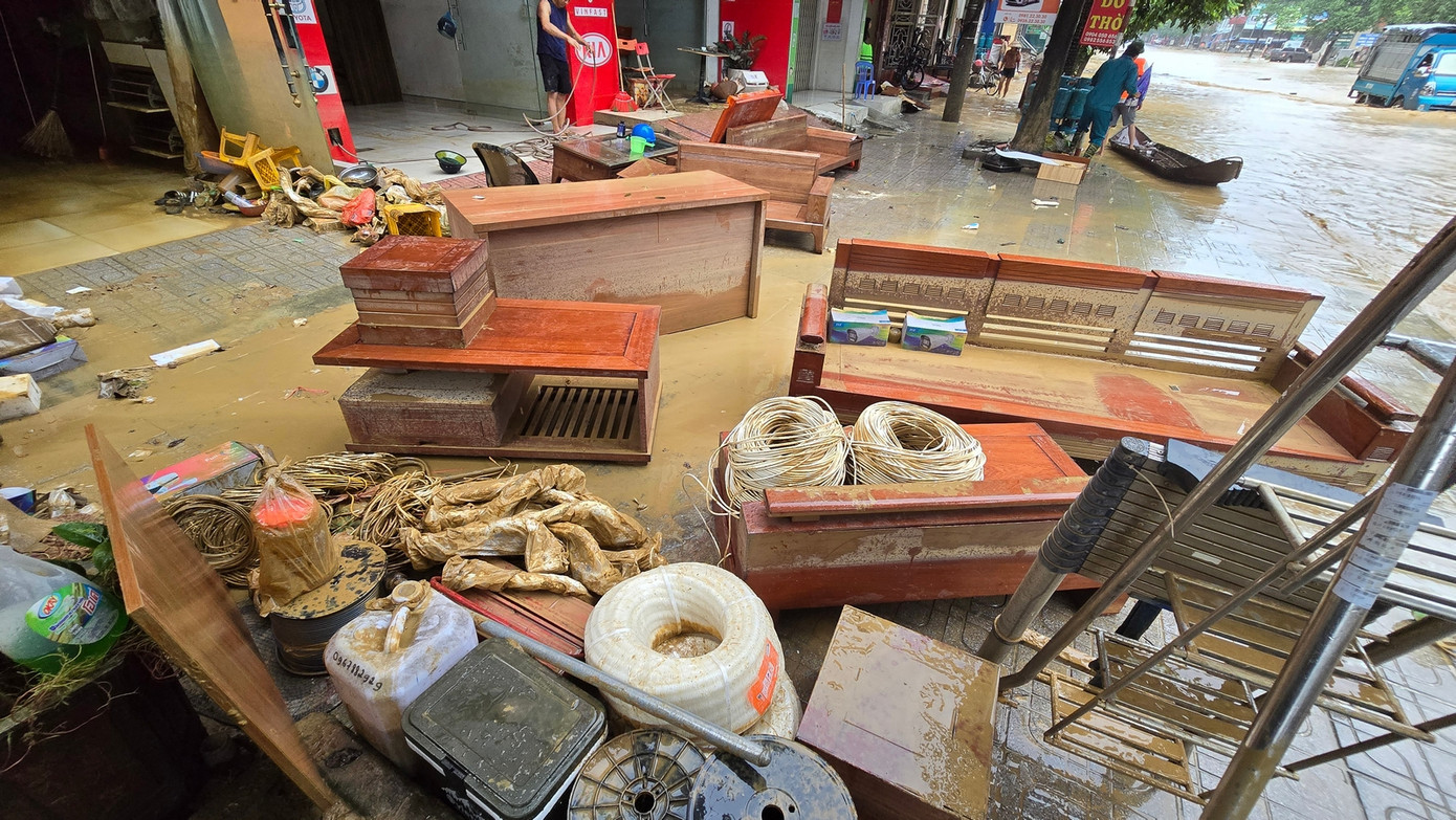 Một số gia đình chịu thiệt hại nặng nề do lũ. Do nước dâng quá nhanh, họ không kịp di dời đồ đạc, tài sản. Ảnh: Hoàng Mạnh Thắng.