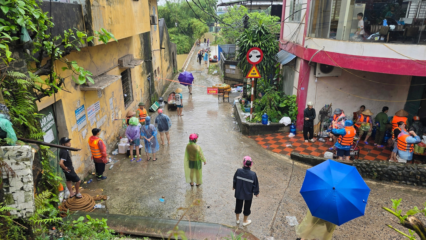 Lực lượng chức năng tập trung giải cứu những hộ dân bị ảnh hưởng bởi lũ lụt thuộc địa bàn phường Quang Vinh (TP. Thái Nguyên) hôm 10/9 và khi nước lũ đã rút sáng 11/9. Ảnh: Hoàng Mạnh Thắng - Trường Phong.
