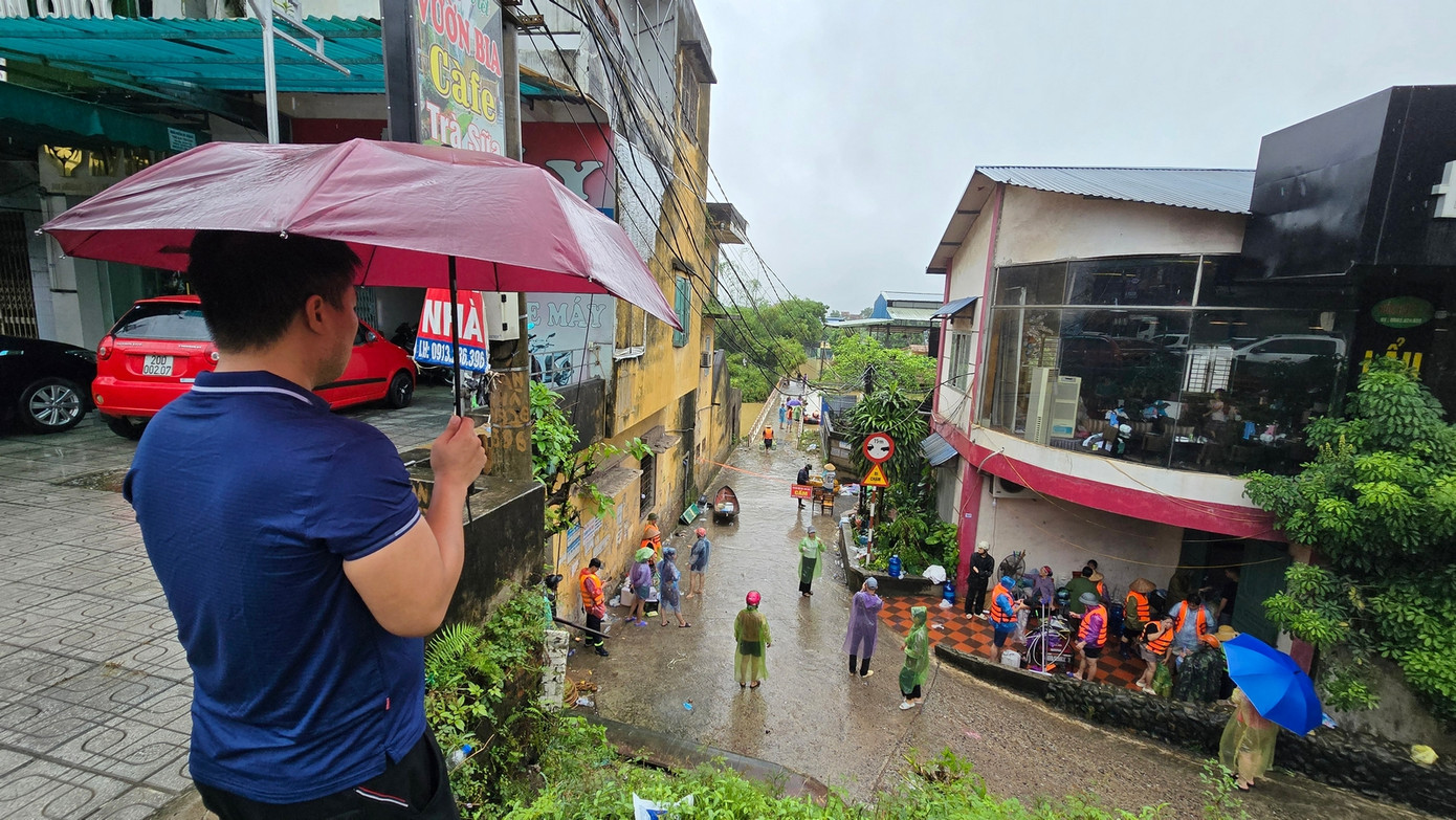 Lực lượng chức năng tập trung giải cứu những hộ dân bị ảnh hưởng bởi lũ lụt thuộc địa bàn phường Quang Vinh (TP. Thái Nguyên) hôm 10/9 và khi nước lũ đã rút sáng 11/9. Ảnh: Hoàng Mạnh Thắng - Trường Phong.