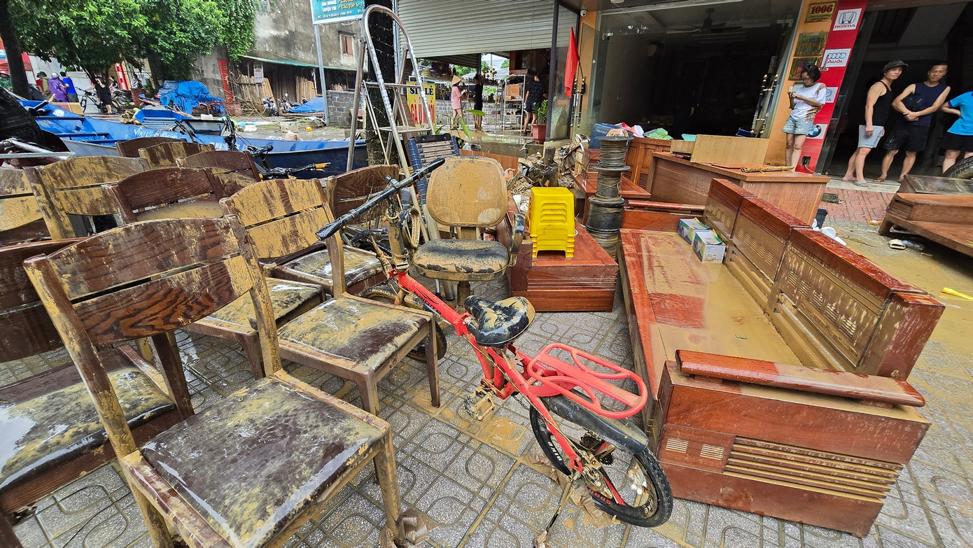 Một số gia đình chịu thiệt hại nặng nề do lũ. Do nước dâng quá nhanh, họ không kịp di dời đồ đạc, tài sản. Ảnh: Hoàng Mạnh Thắng.