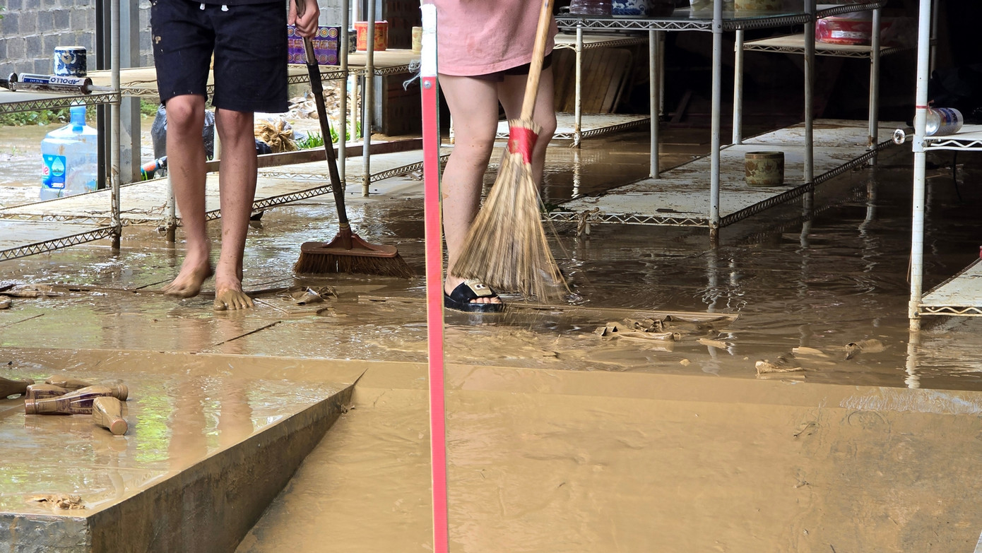 Thành phố Thái Nguyên đang nỗ lực dọn dẹp, vệ sinh môi trường sau đợt lũ lịch sử. Ảnh: Hoàng Mạnh Thắng.