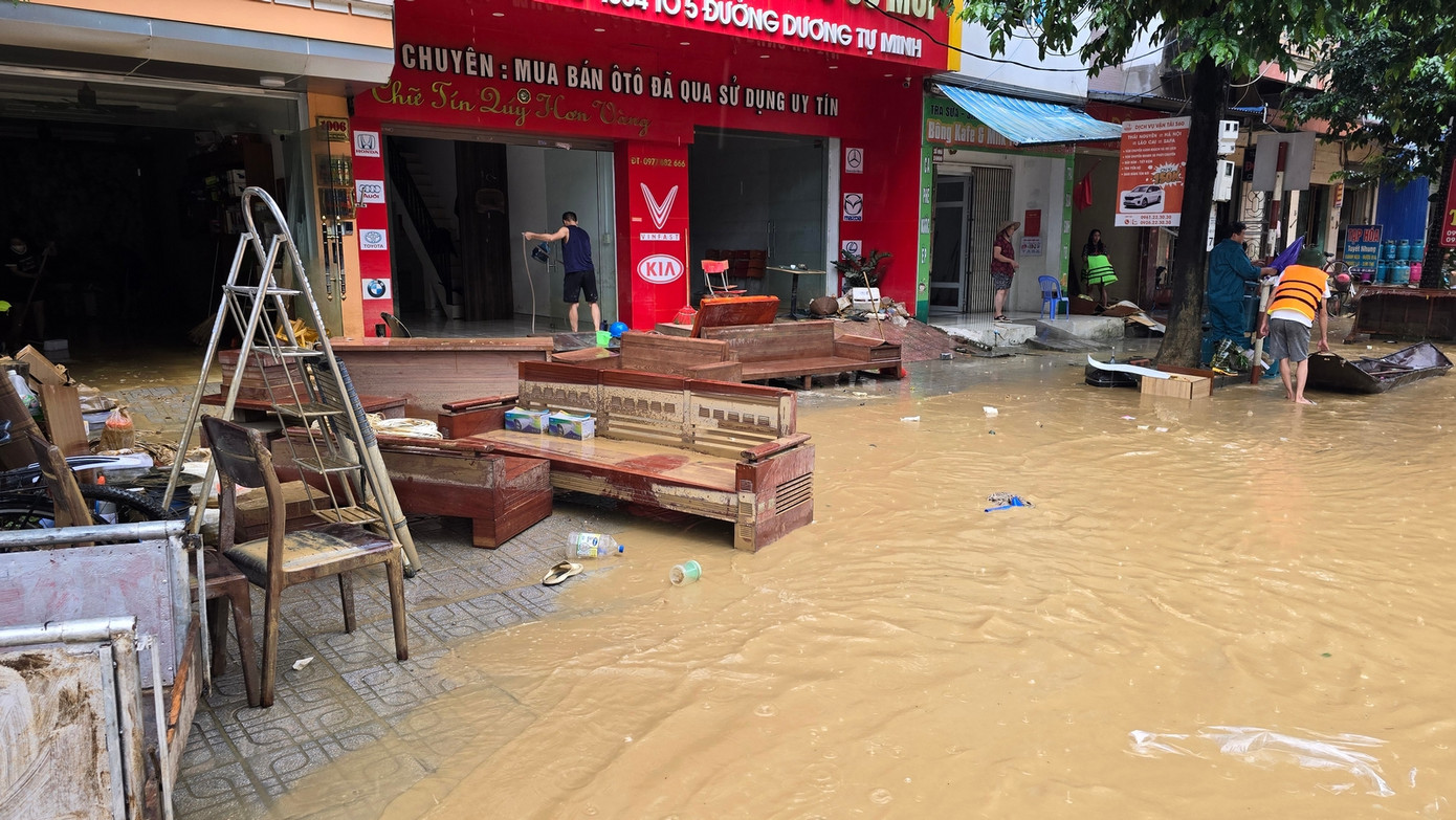 Một số gia đình chịu thiệt hại nặng nề do lũ. Do nước dâng quá nhanh, họ không kịp di dời đồ đạc, tài sản. Ảnh: Hoàng Mạnh Thắng.