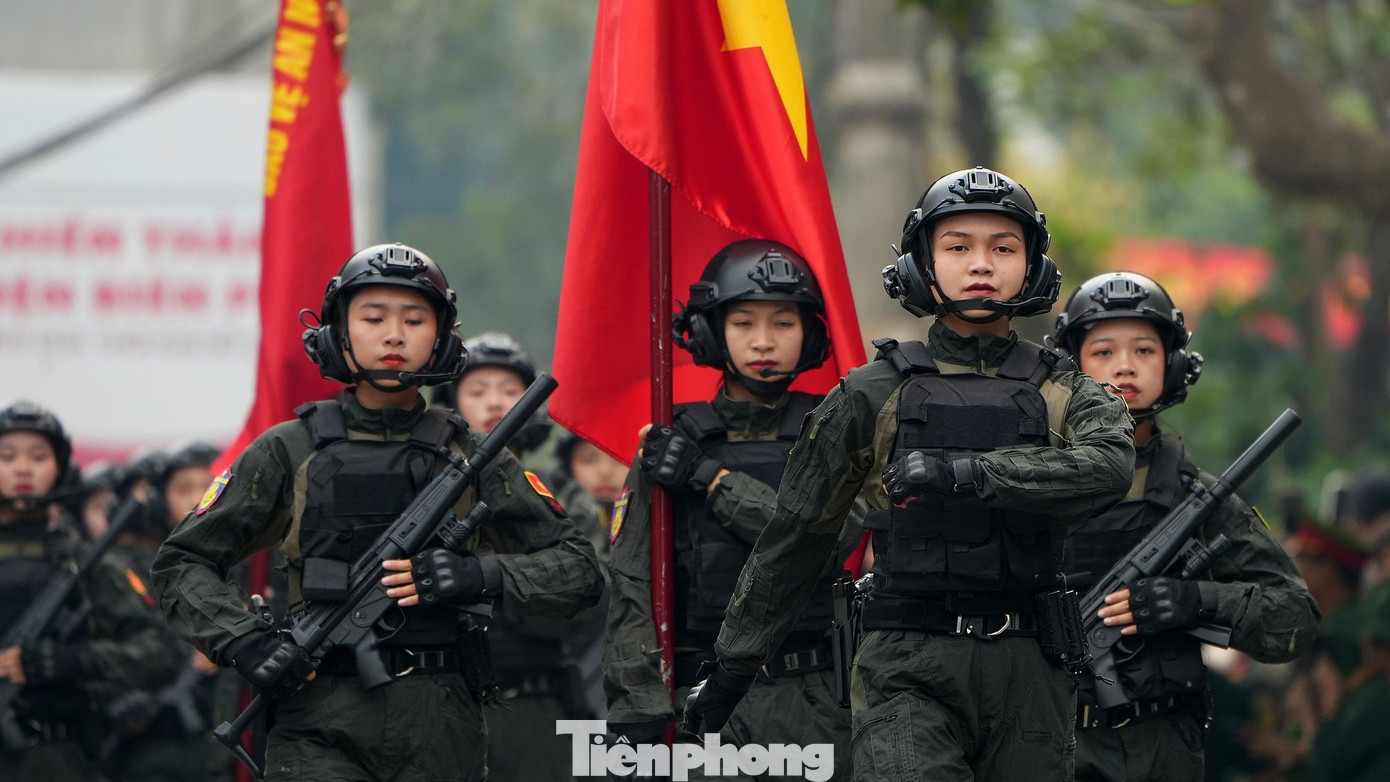 Các nữ chiến sĩ khối cảnh sát đặc nhiệm (Bộ Công an) tham gia Lễ tổng duyệt diễu binh, diễu hành sáng 5/5.