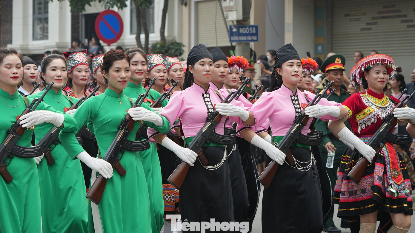 Những nữ dân quân tự vệ các dân tộc tham gia diễu binh, diễu hành trên đường phố thành phố Điện Biên Phủ sáng 5/5.