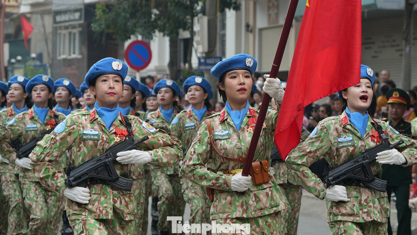 Khối nữ quân nhân lực lượng Gìn giữ hoà bình (Bộ Quốc phòng) tham gia diễu binh, diễu hành.