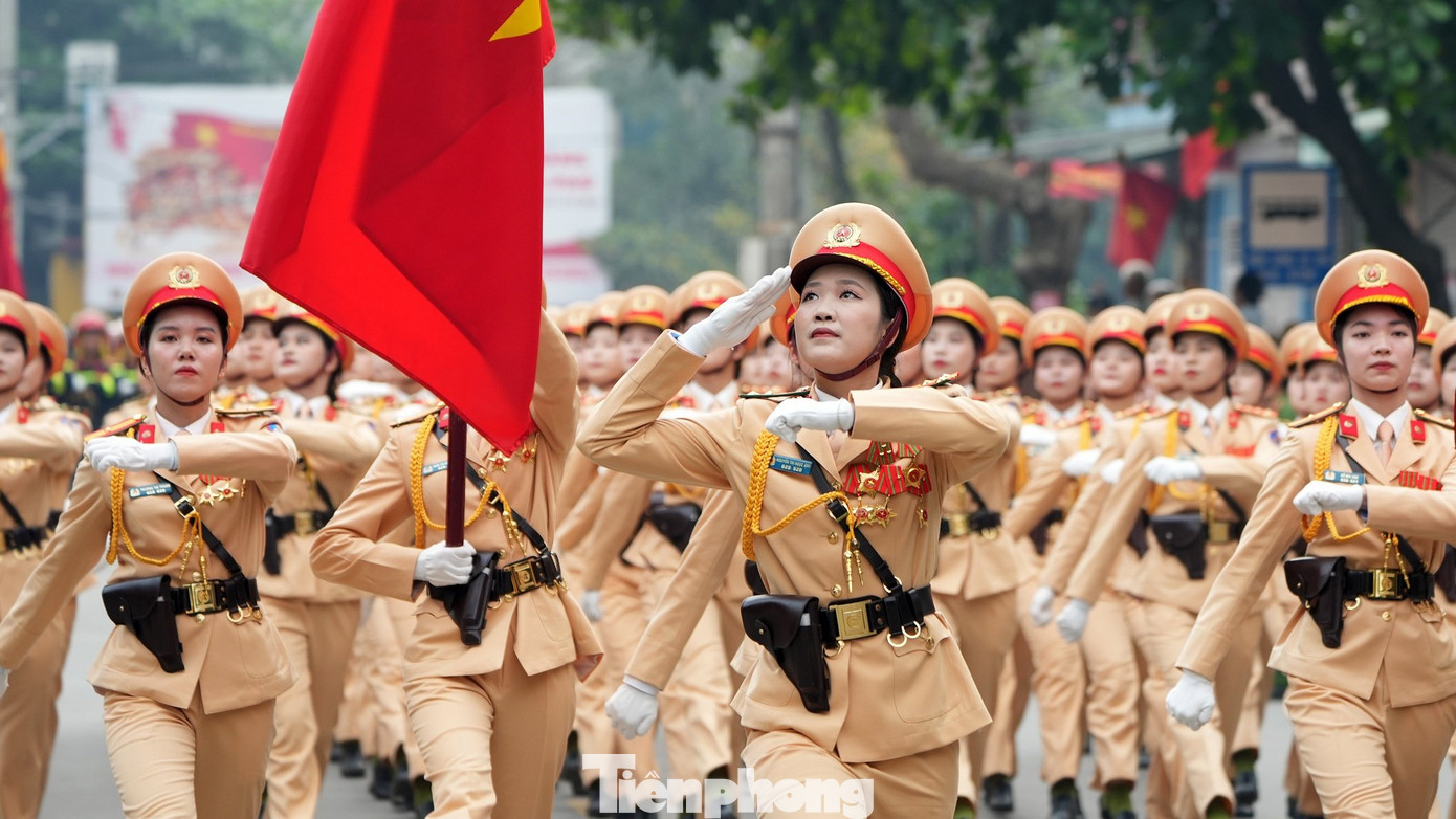 Trong ảnh là các nữ quân nhân thuộc khối Bộ Công an tham gia khối diễu binh, diễu hành trên đường phố Thành phố Điện Biên Phủ.