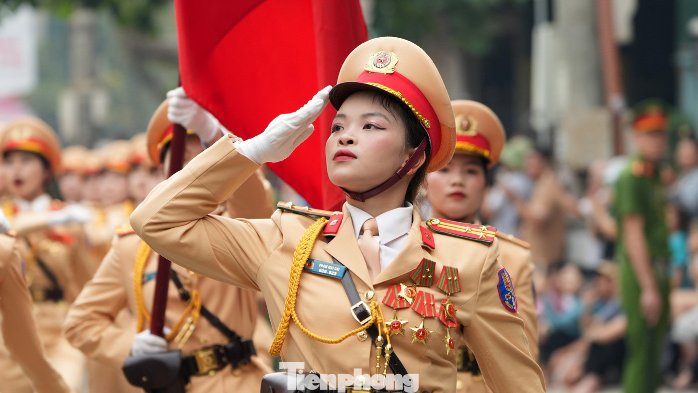 Trong ảnh là các nữ quân nhân thuộc khối Bộ Công an tham gia khối diễu binh, diễu hành trên đường phố Thành phố Điện Biên Phủ.